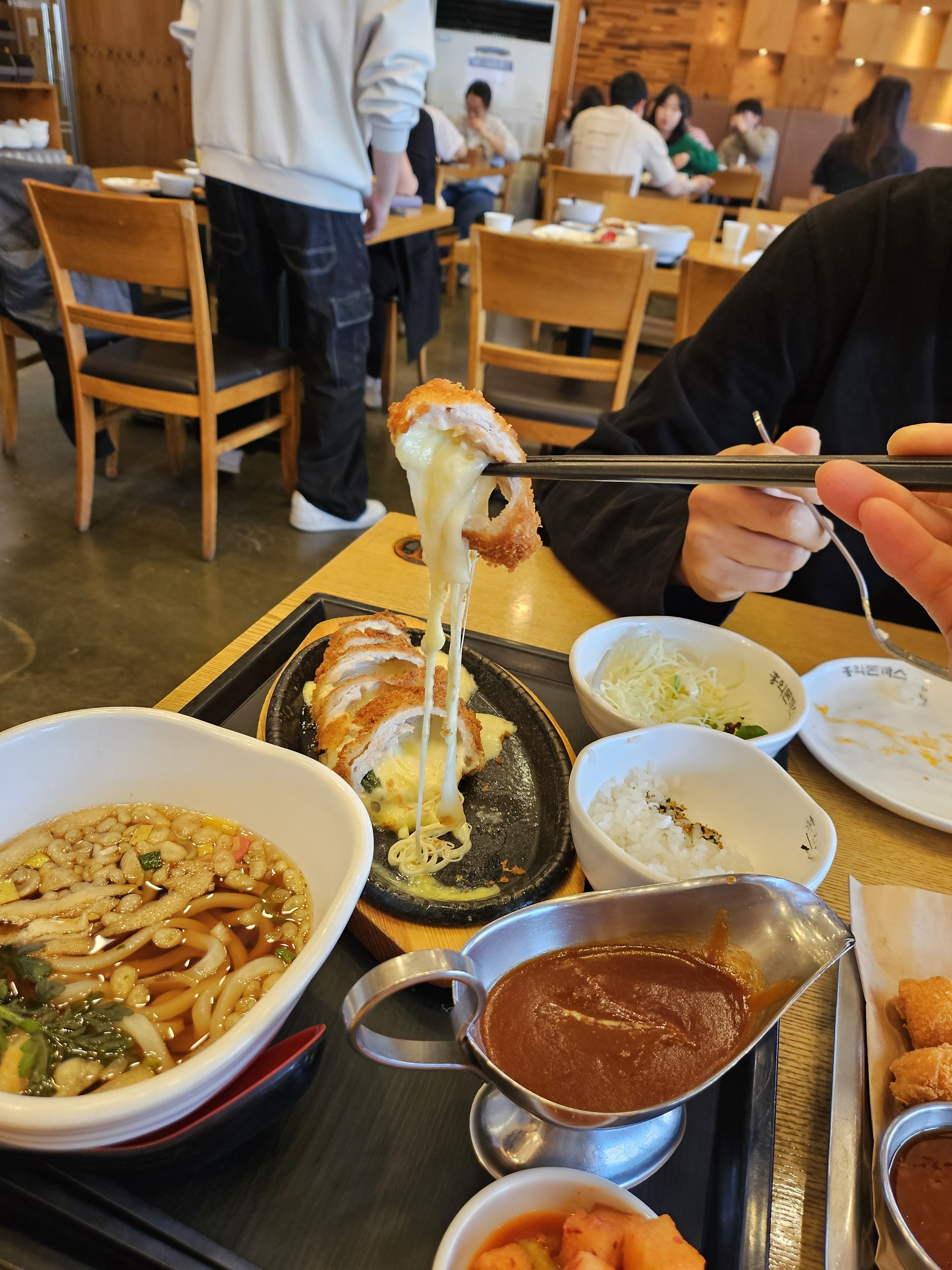 오면 매번 시키는 치즈롤까스 넘 맛있어요ㅋㅋ오늘은 볶음짬뽕 처음 시켜봤는데 진짜 매콤하면서