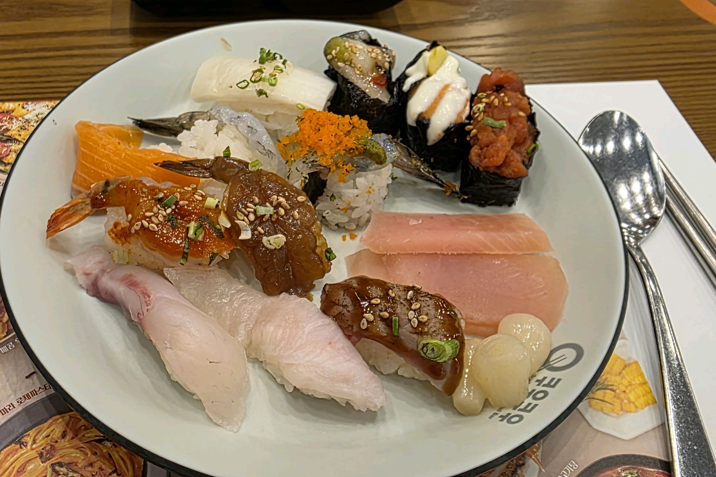 사진에는 일부만 있지만 초밥과 롤 종류가 다양한 편이고 - 전주 효자동 맛집 쿠우쿠우 전주효자점