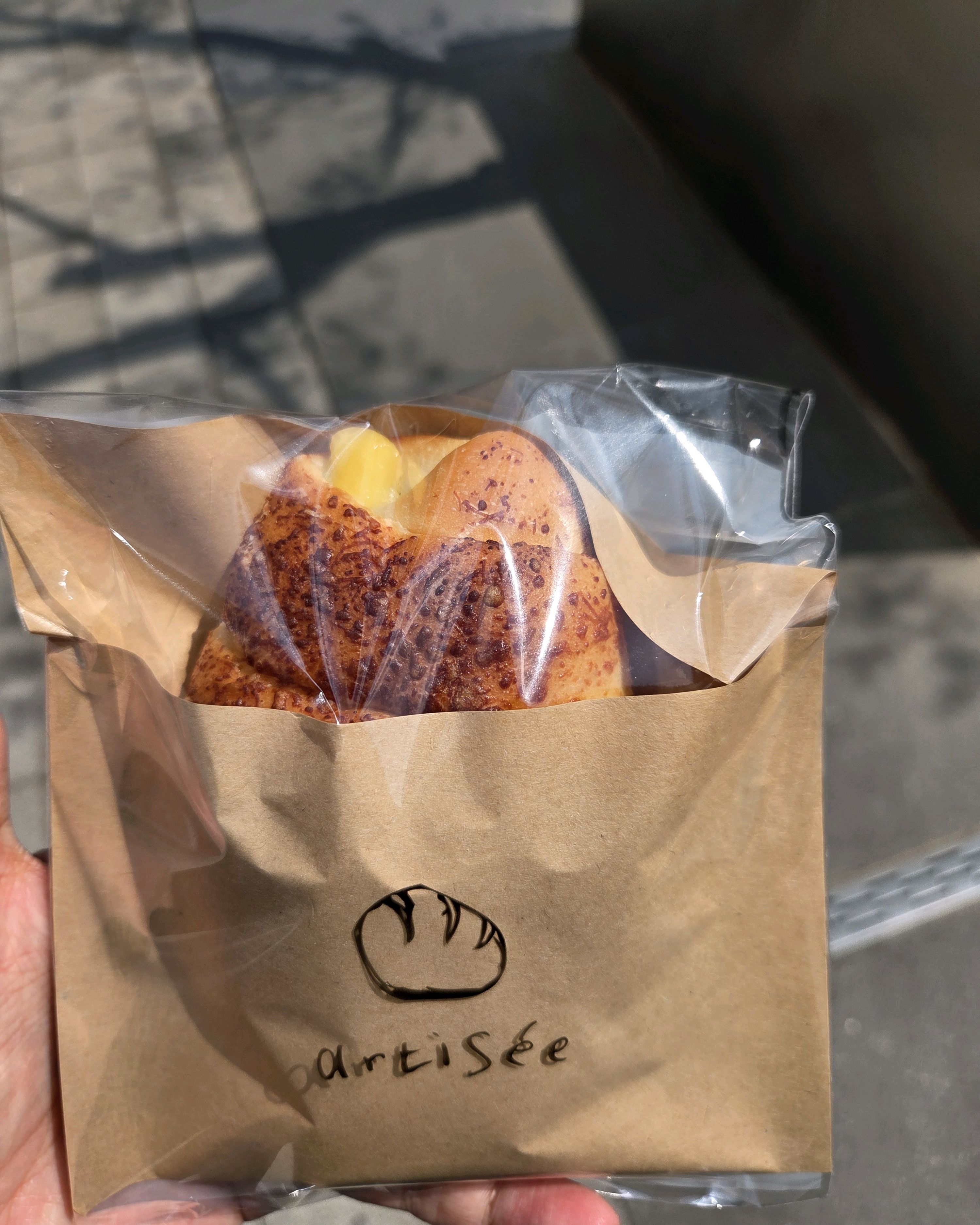 겉에만 치즈가 구워진줄 알았는데 속에도 치즈가 있어서 짭잘해요. - 명동 맛집 아티제 대신파이낸스센터점
