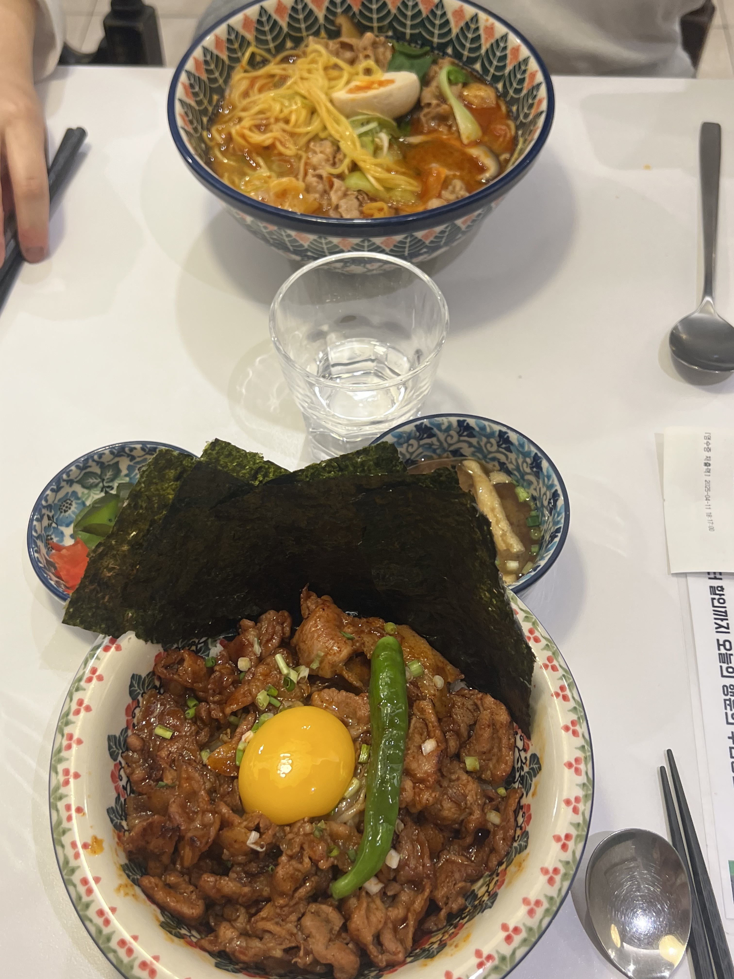 학원 끝나고 밥 먹으러 왔는데 가게 내부 인테리어도 너무 이쁘고 덮밥이 너무 맛있어용 고기
