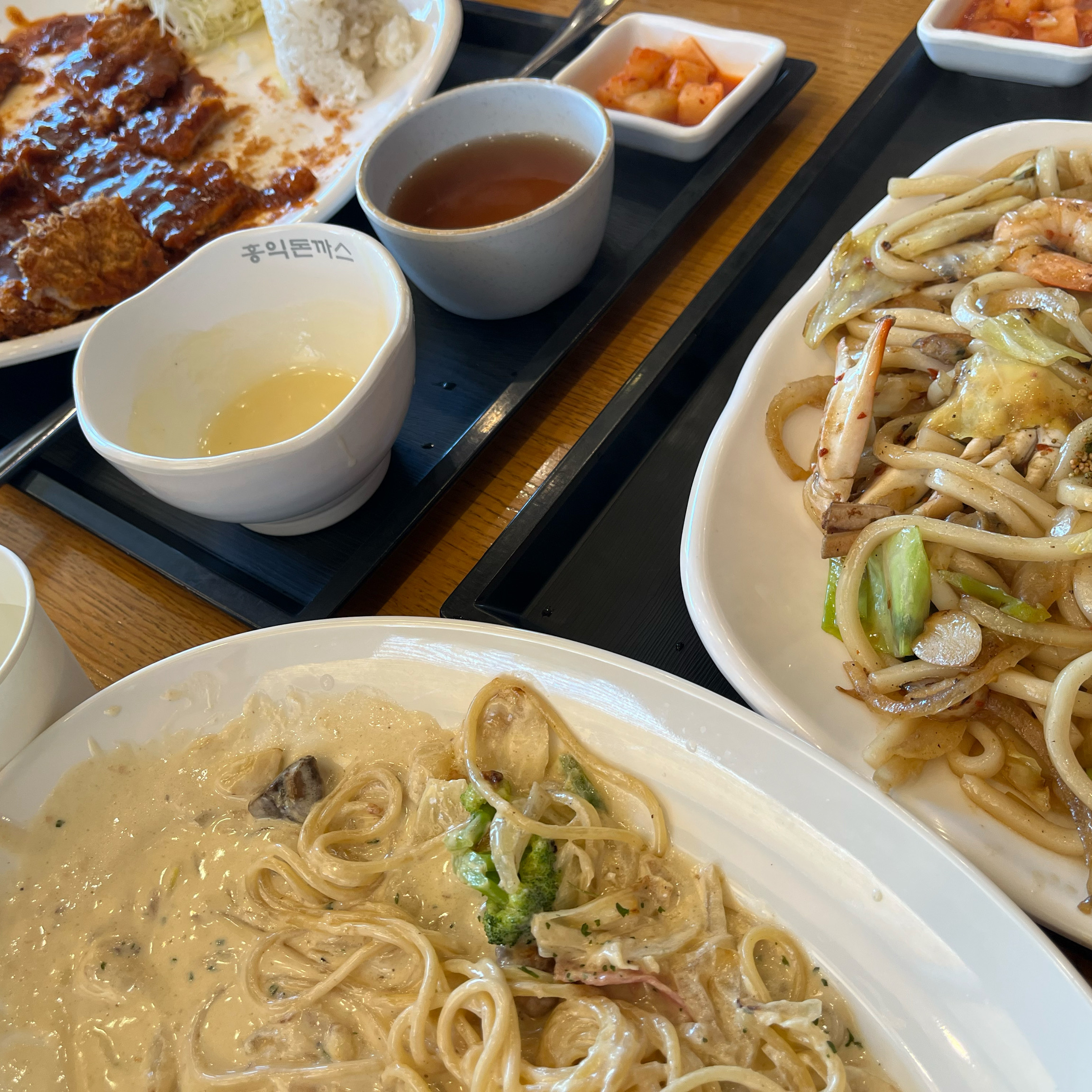 여러명이 여러가지 주문하여 나누어 먹으니 좋네요 - 원주 행구동 맛집 홍익돈까스 원주점