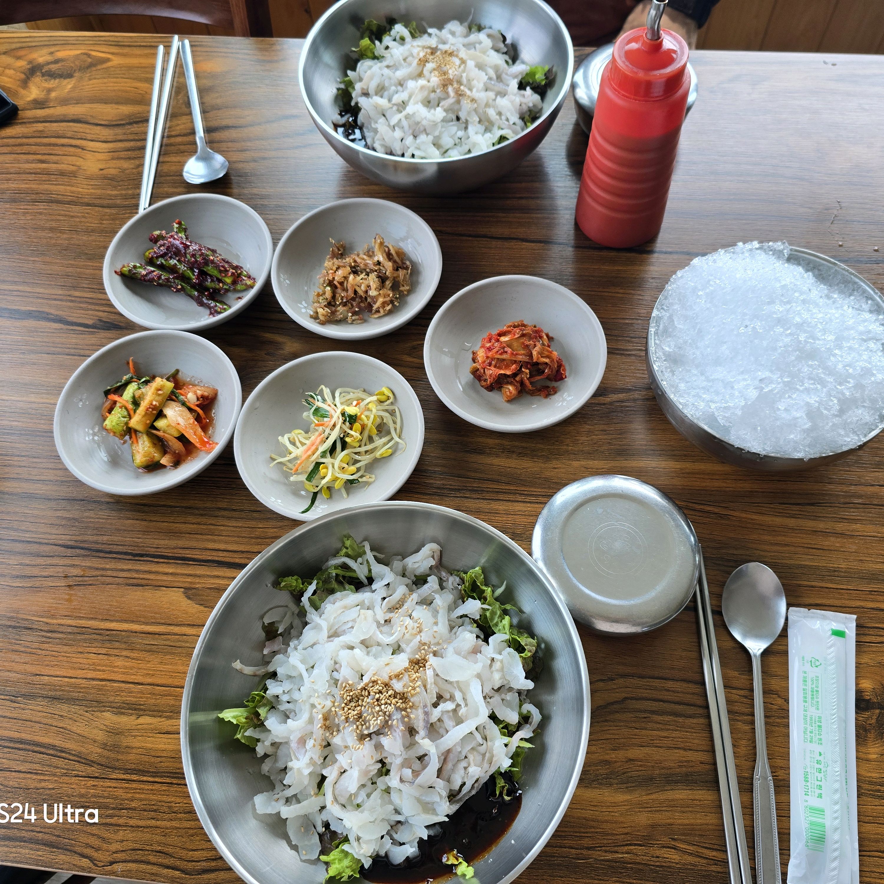 특을 먹었습니다. 탁월한 선택이었구요. 반찬도 하나같이 맛있는데 물회는 기가 막혔어요. 오