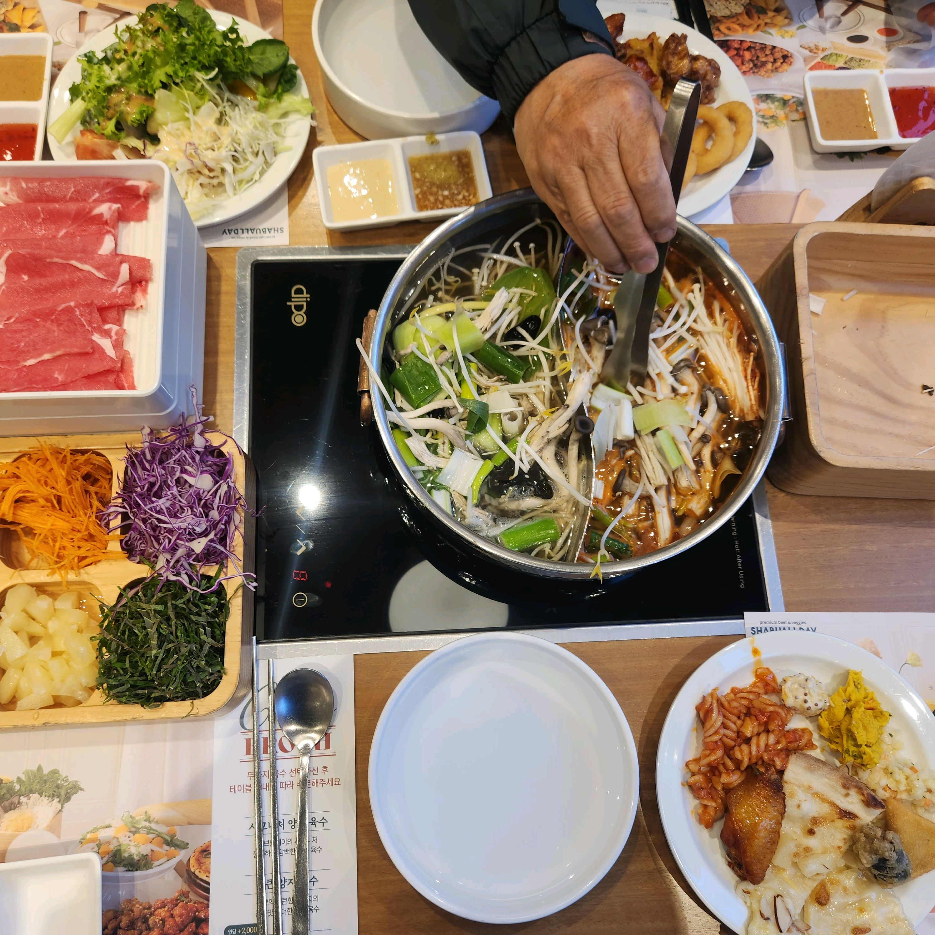 가족모임으로 방문했는데! 샤브샤브 고기질도 좋고 야채도 다양하고 음식종류도 많아서 가족이
