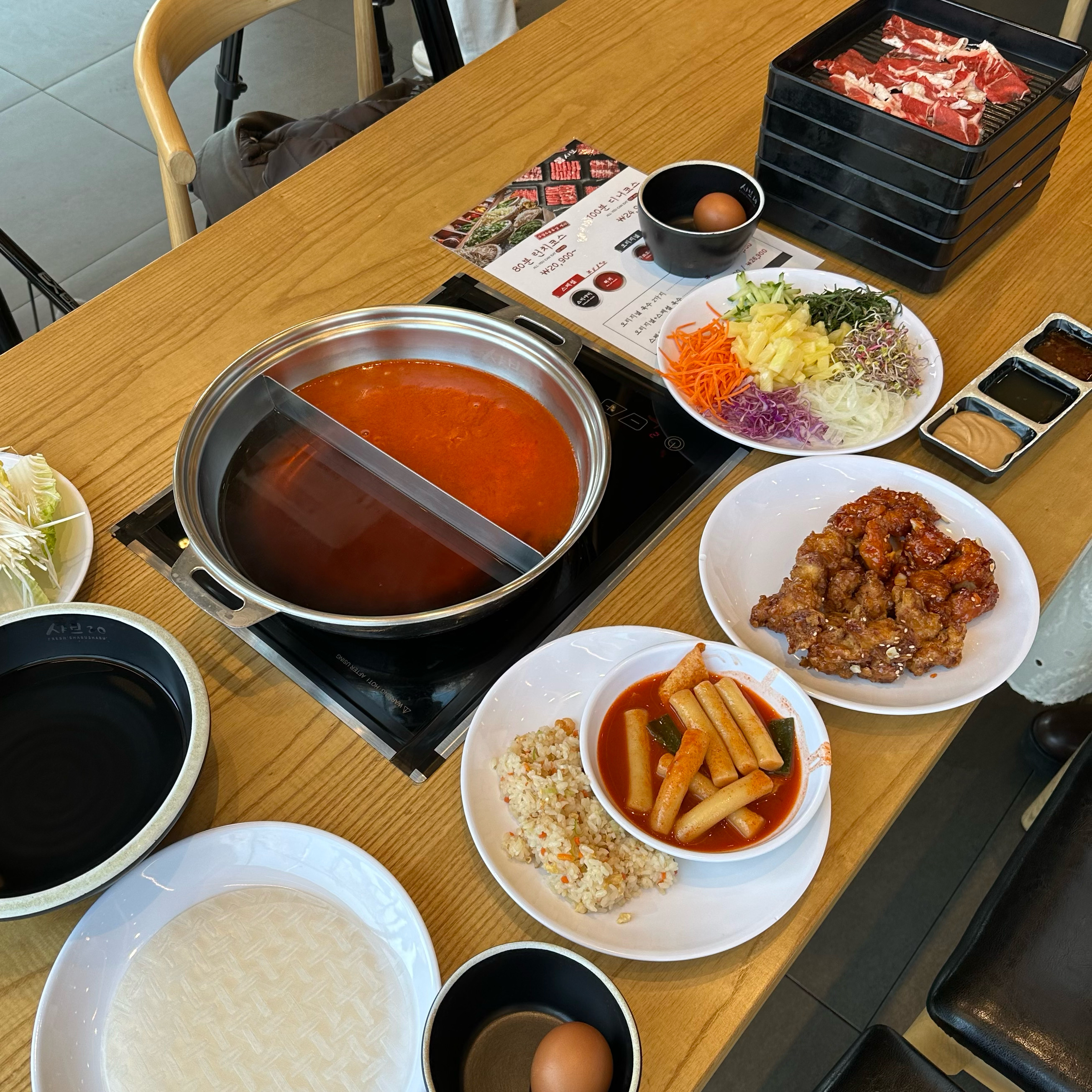 다른 가게들 보다 넓고 깨끗하고 재료가 엄청 신선하고 좋았어요! 스키야키 육수에 밀푀유나베