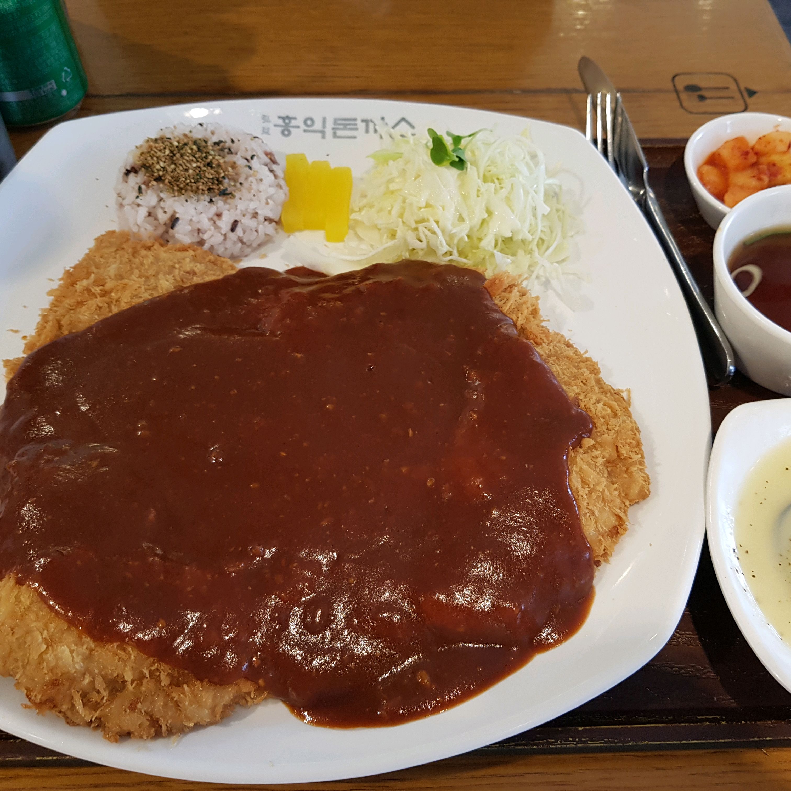 홍익 왕 돈까스! 정말 맛있었어요! 사이즈가 엄청 커서 가성비 있게, 배부르게 먹을 수 있