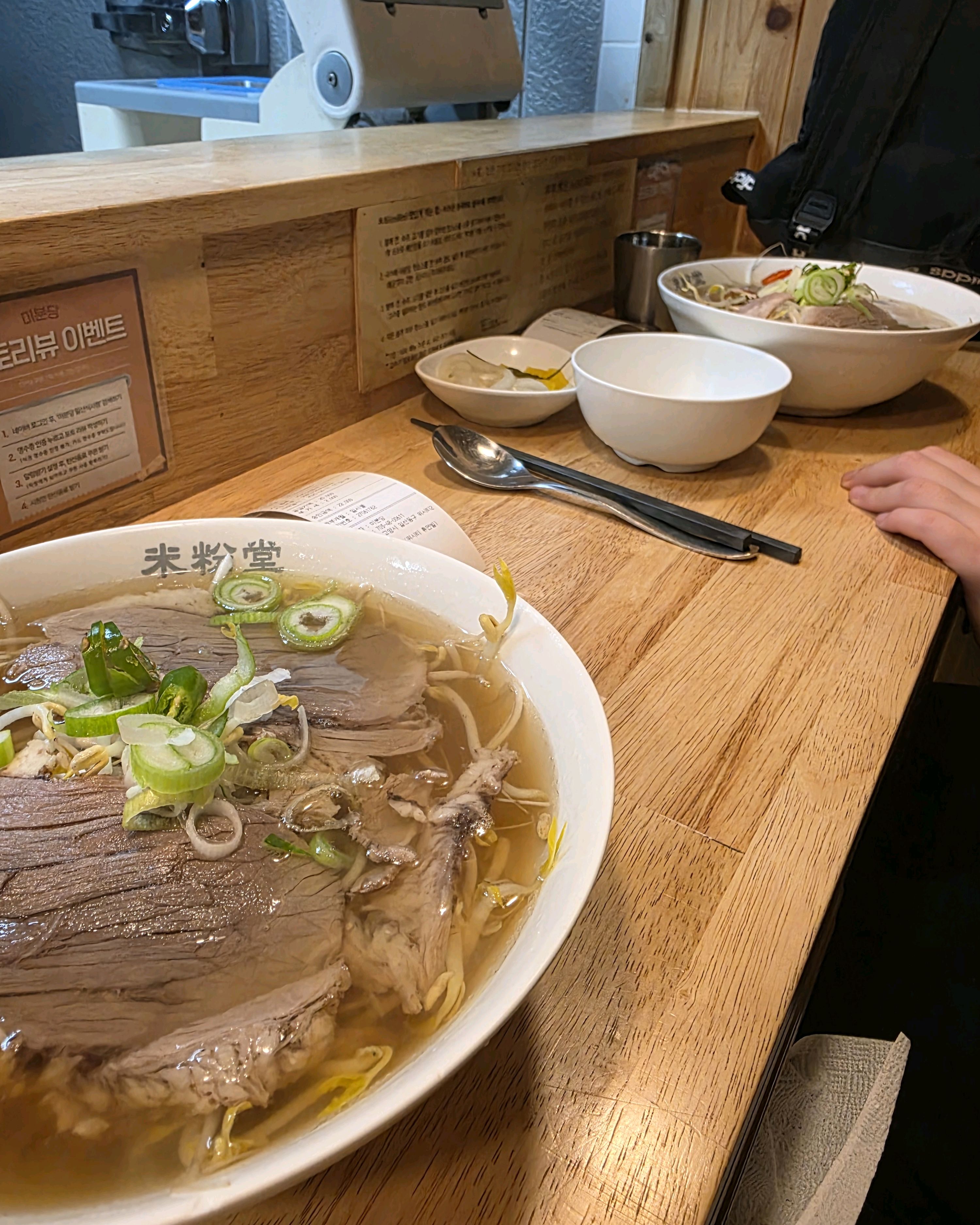 양이 많고 국물도 깔끔하고 리필도되서 너무 맛있고 좋았어요 조용한분위기와 물이 보리차이고 