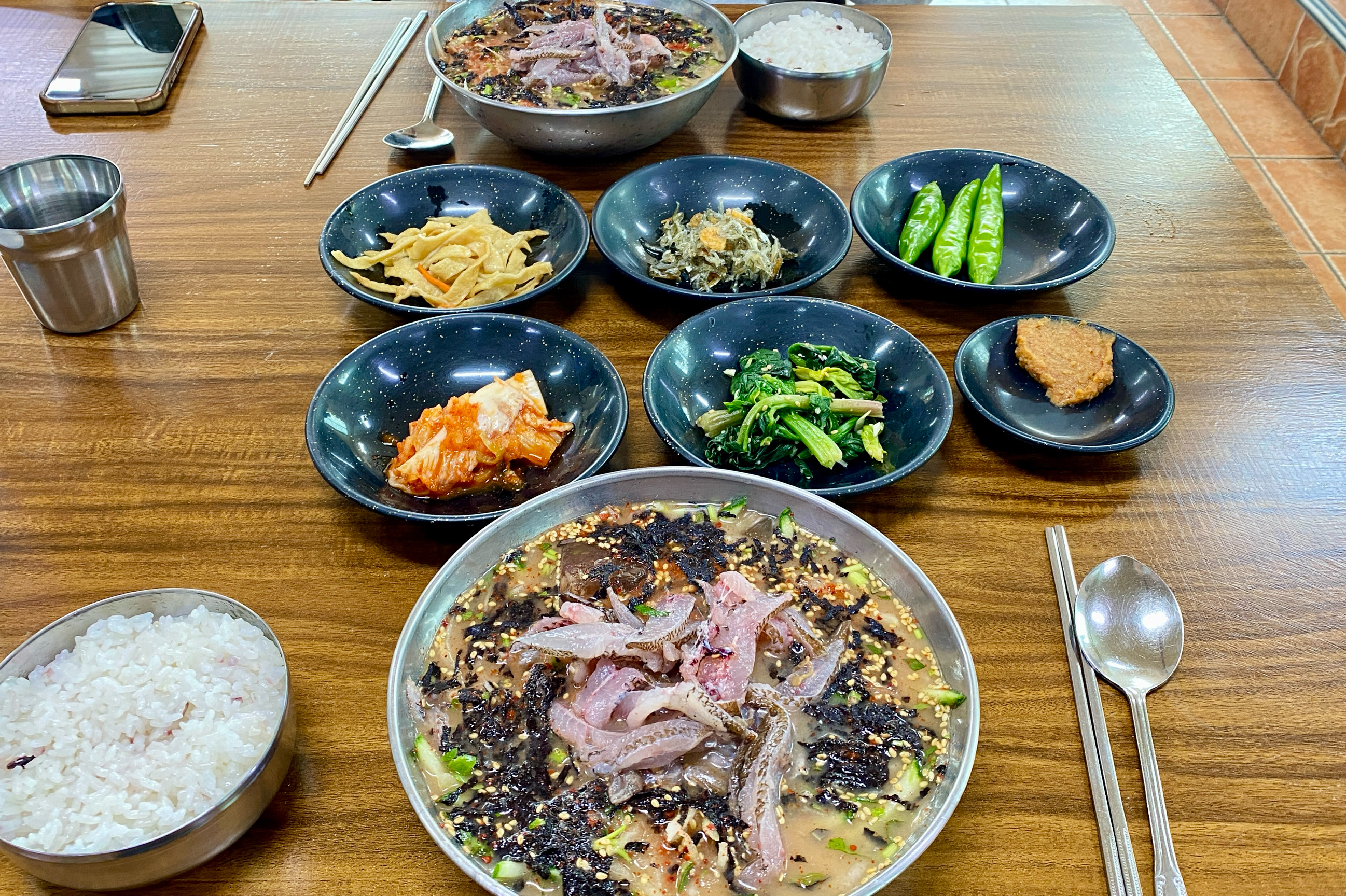 씹는맛이 좋은 자리물회를 먹으러 자주 갑니다. 철이 아닐 때는 한치나 전복뿔소라도 맛있습니