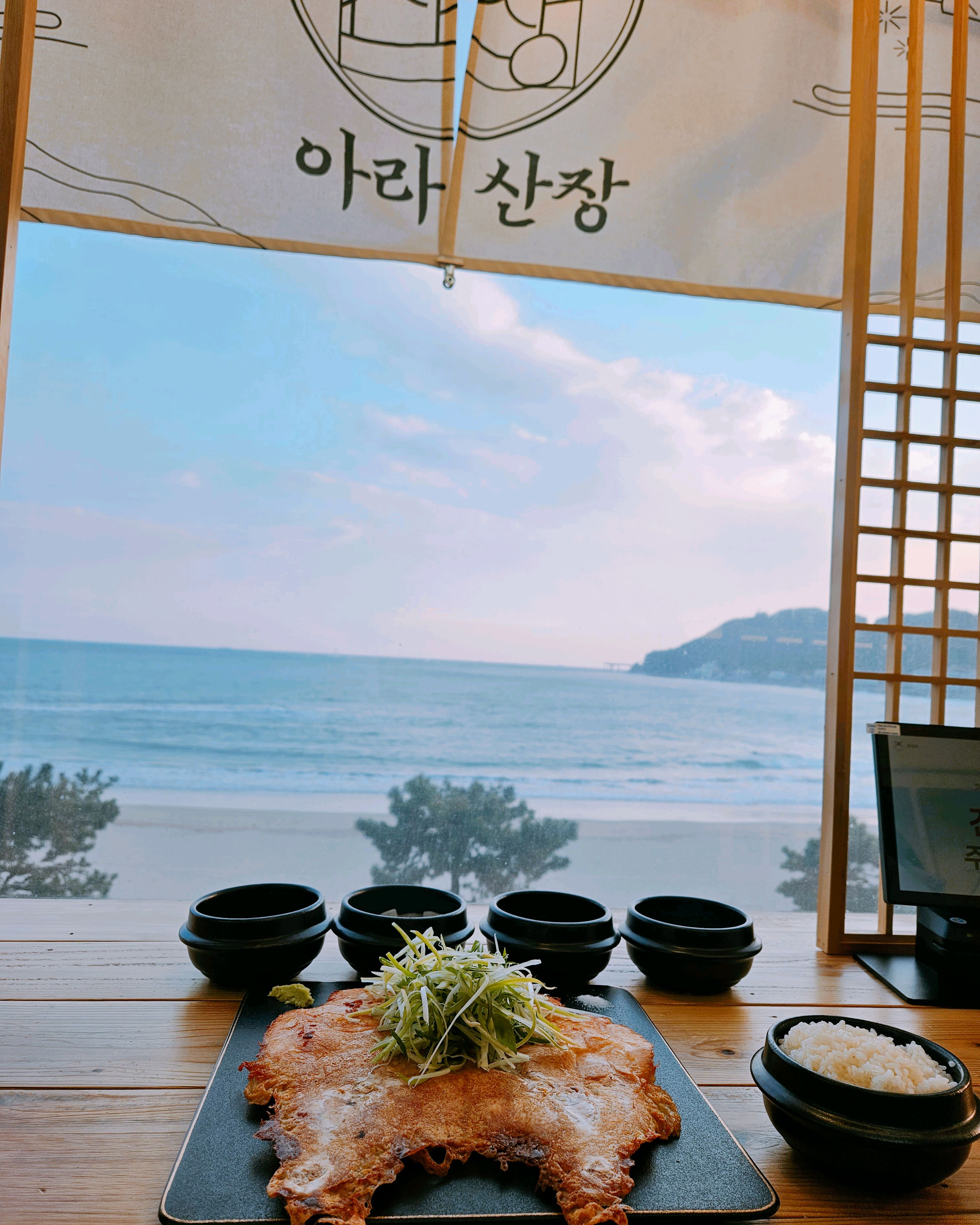닭을 납작눌러 기름기 없이 담백하니 좋았습니다..닭이 작아 2명이서 먹기는...개인적으로는