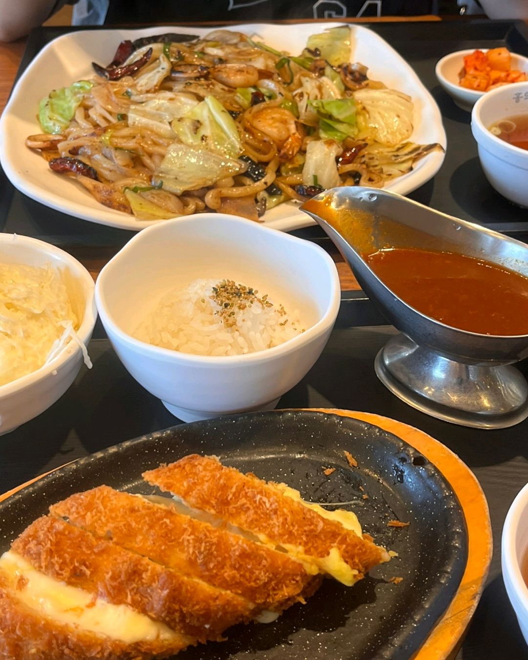 음식양도 많고 맛있는데 점심때는 기다리는 시간이 30분 이상 걸려서 회전율이 조금 아쉬웠어