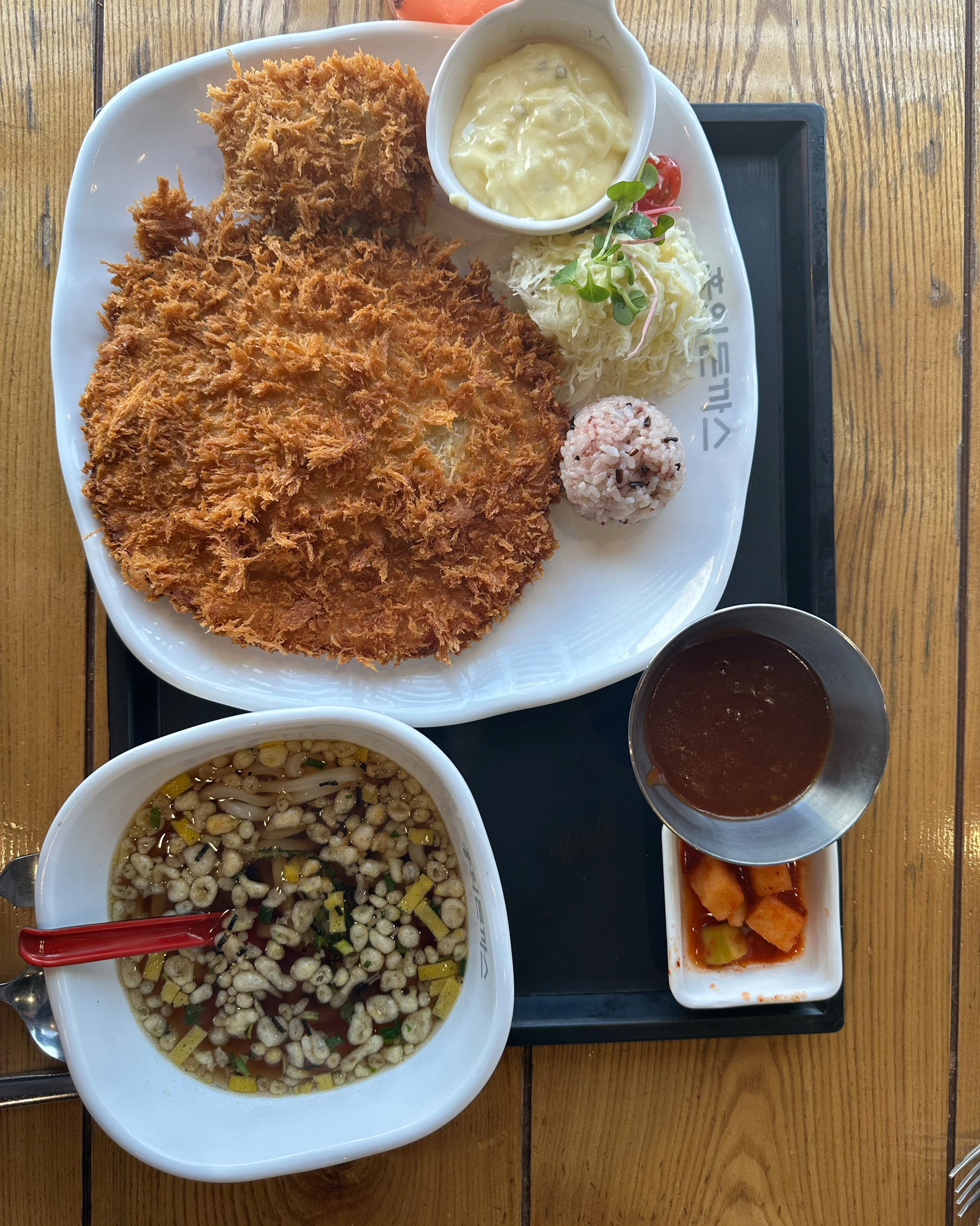 돈까스 크기도 크고 맛도 정말 좋았습니다!! 서비스로 주신 순살치킨도 바삭하고 맛있었어요!