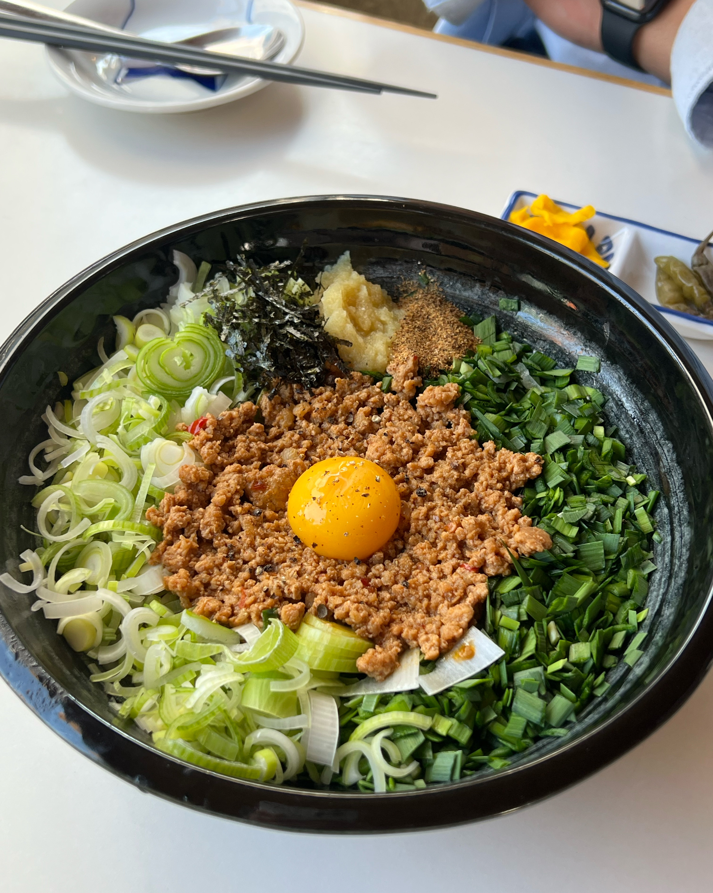 마제소바랑 사케동 시켰는데 비주얼 예쁘고 맛있어요! 인테리어도 취저고 분위기도 좋아서 술
