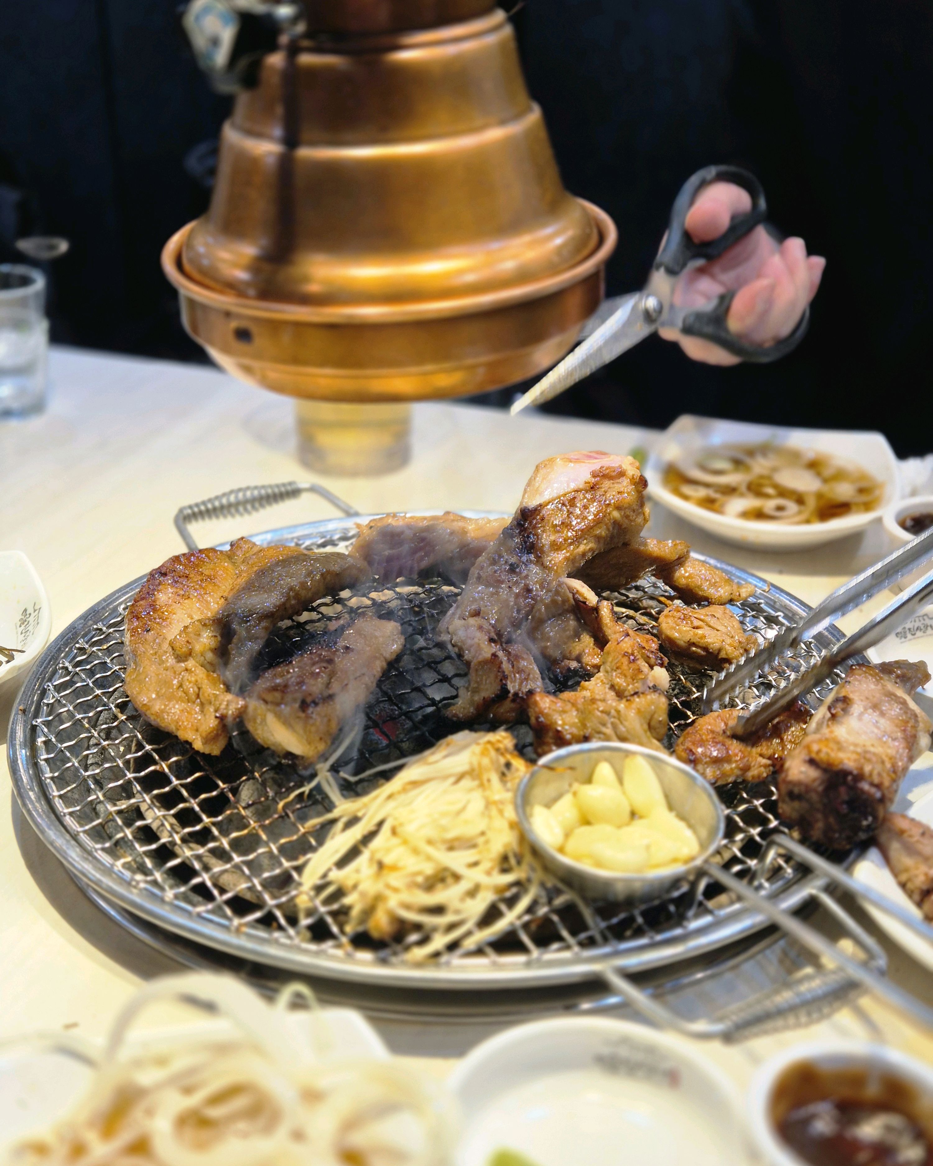 가게가 엄청 넓어서 단체 모임하기도 좋고, 음식떨어질세라 직원분들이 열심히 채워주십니다. - 구로 맛집 명륜진사갈비 구로고대병원점