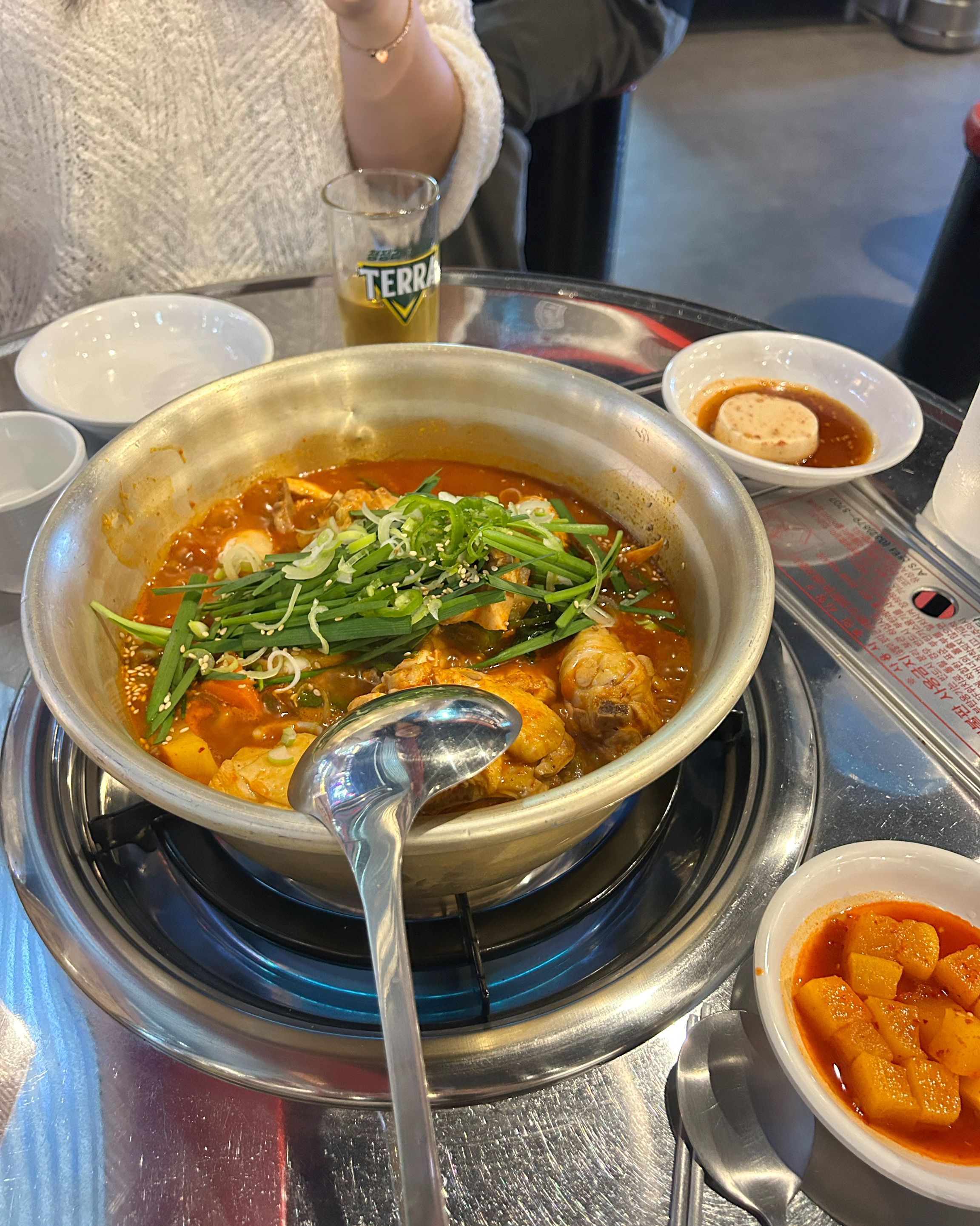 리뷰보고 매번 궁금했던곳 드디어 왔숩니다!! 창가자리앉앗는데 시원하고 닭도리탕먹기 너무 좋