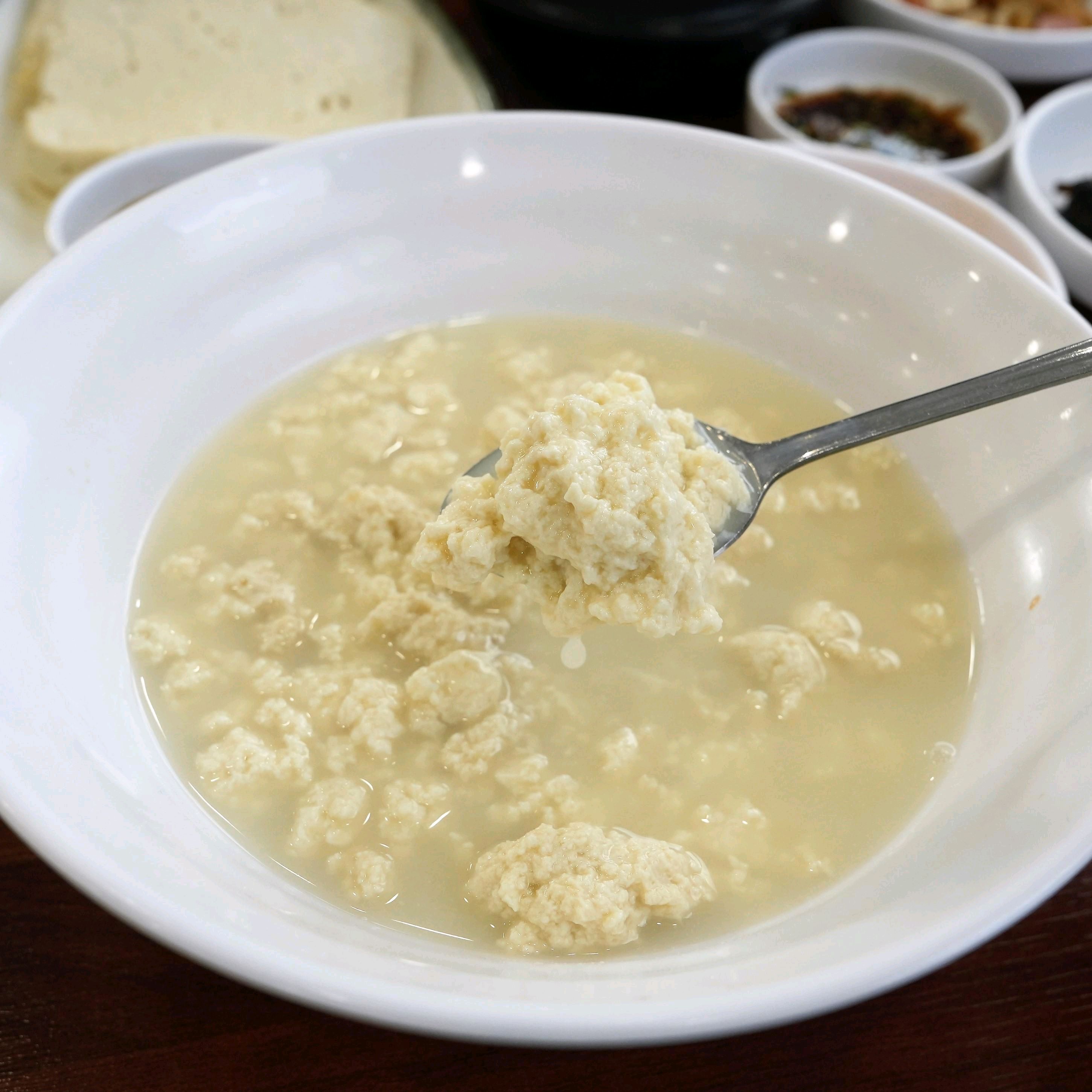 역시 순두부가 이렇게 맛있을 수 있네요. 부드럽고 담백한 국물이 일품입니다. 짬뽕순두부도
