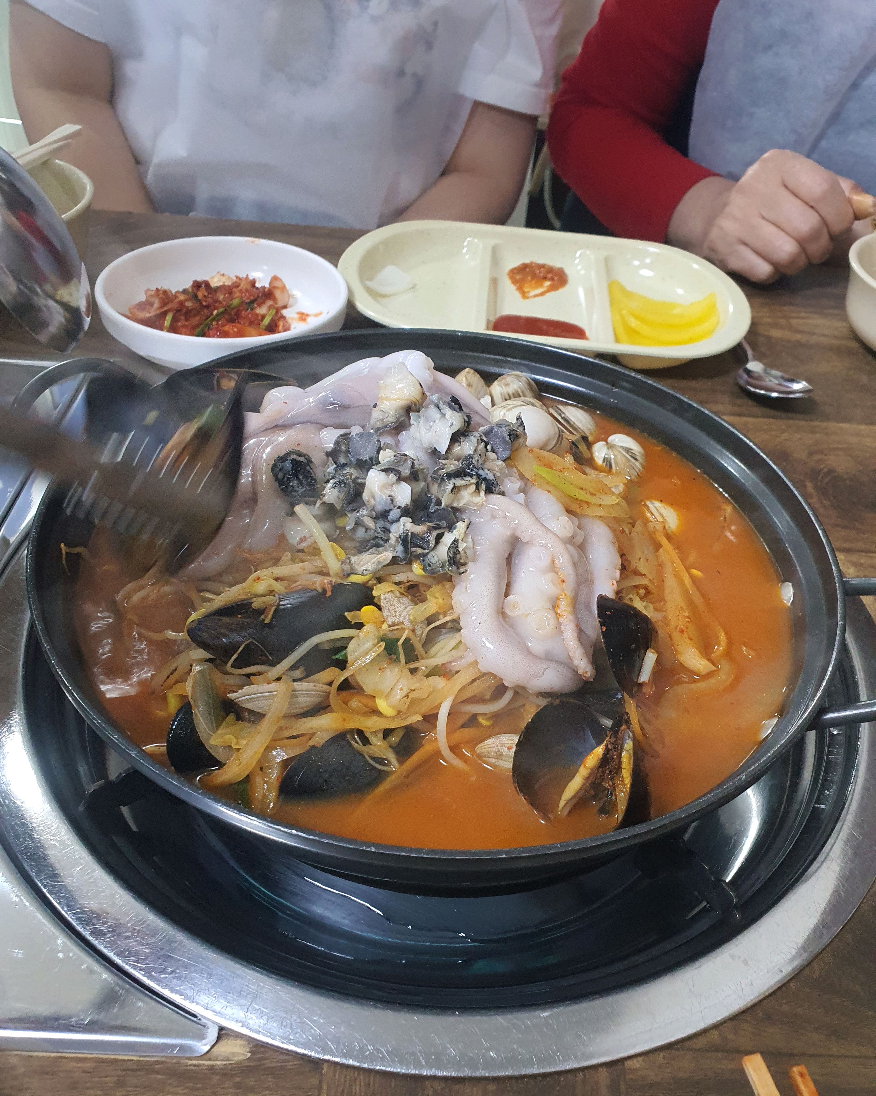 주말에 11시30분에 가니 이미 대기가 엄청났어요 2시간 조금 넘게 기다렸는데 사장님께서 