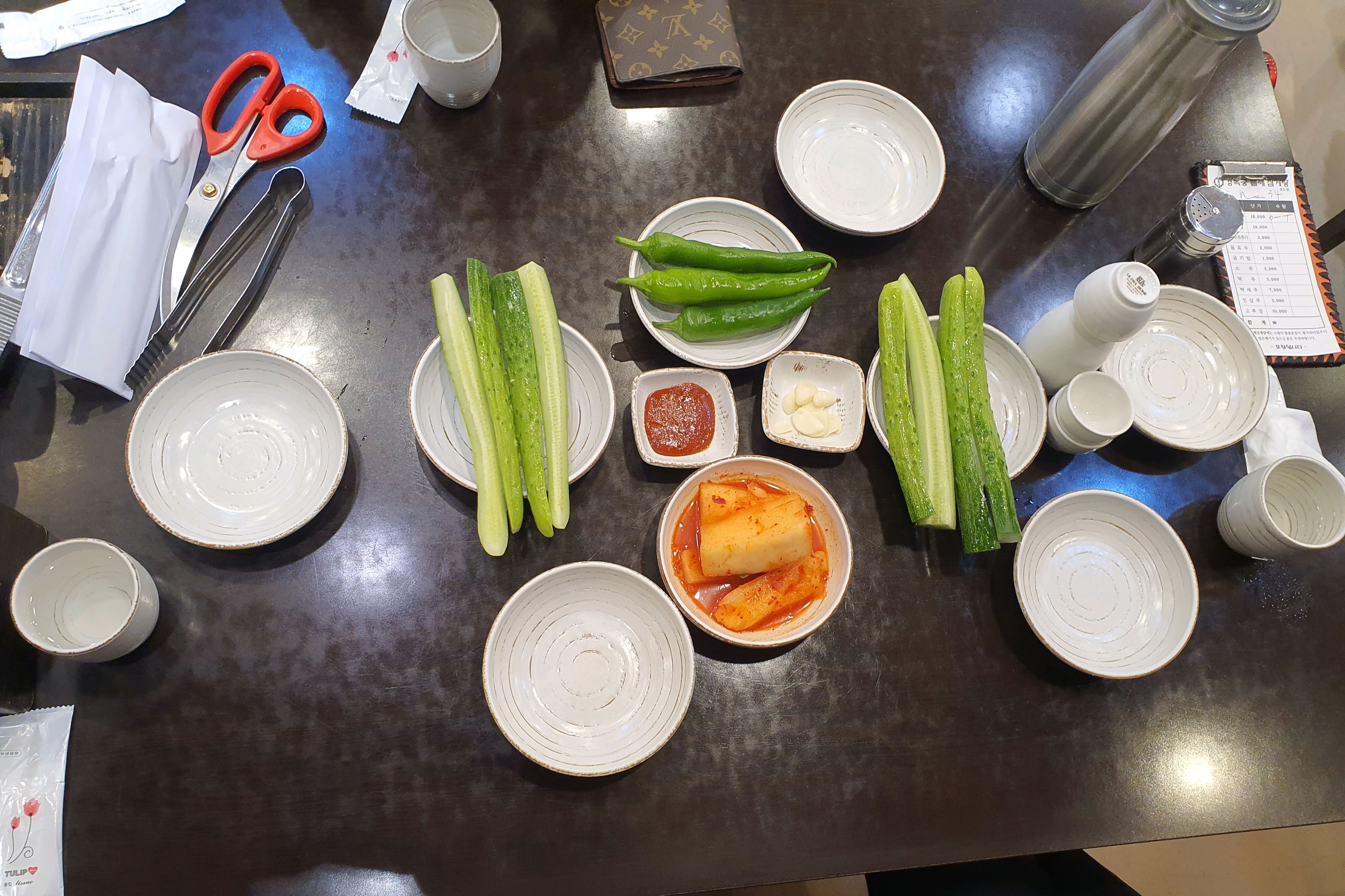 주말 나들이. 점심으로 삼계탕을 먹어러 왔다. 이집의 메뉴는 들깨, 일반 오로지 2가지 뿐