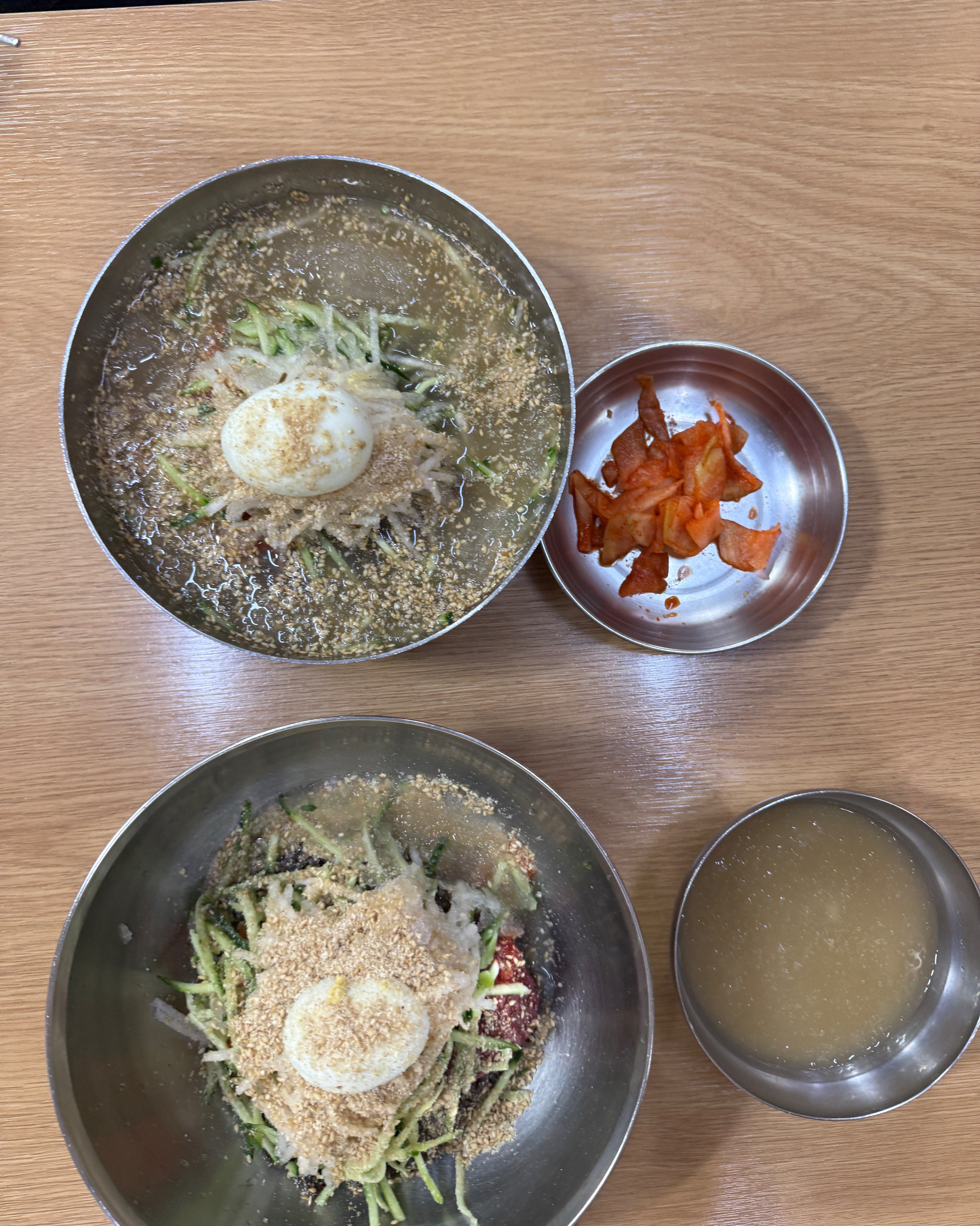 오랜만에 냉면이 생각나서 와이프와 함께 방문했는데, 여름이 아니라서 기다리지 않고 먹을 수