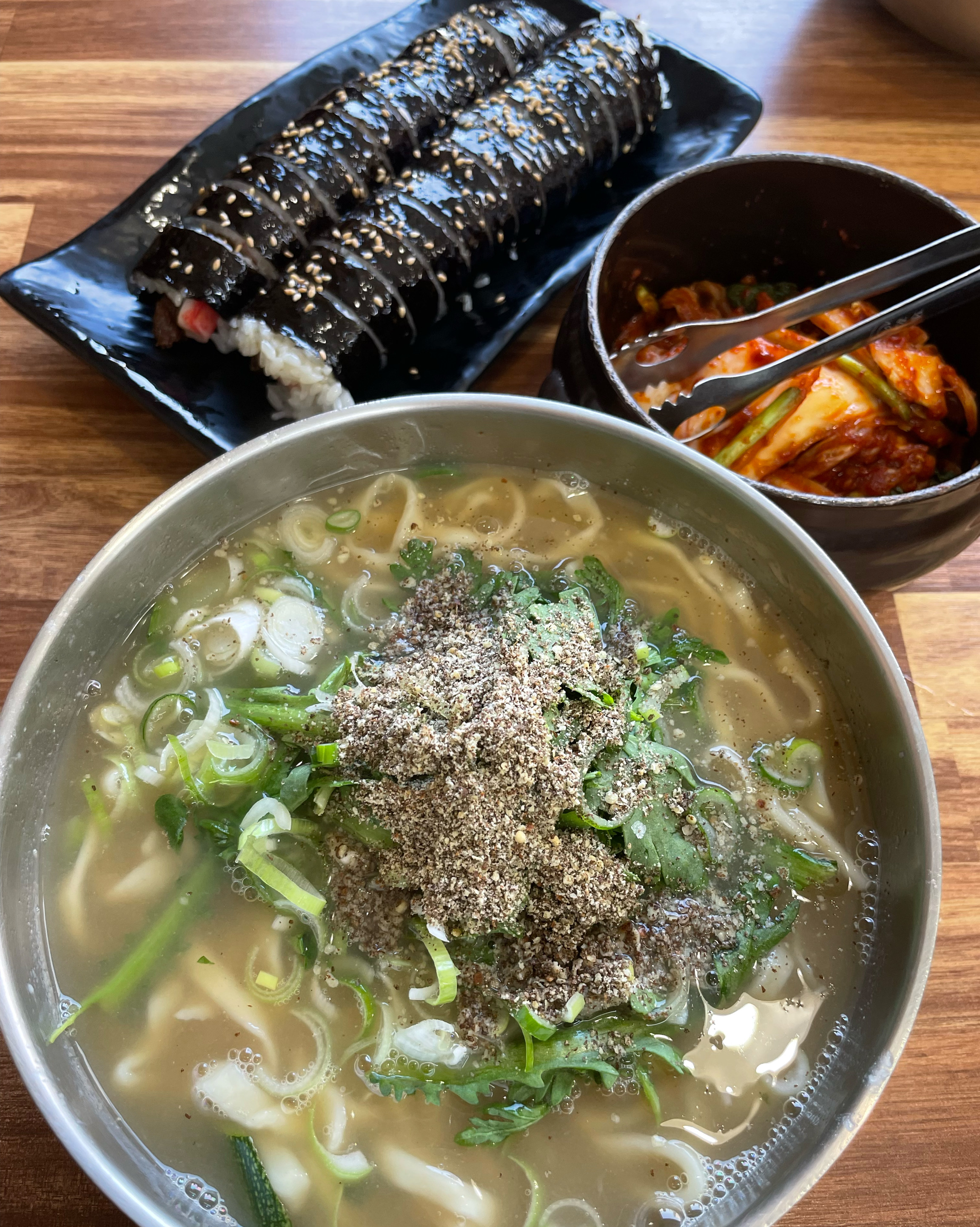 칼국수 맛집인데 김밥까지 어찌 이리 맛있는 건가요~딱 기본에 충실한 김밥인데 참기름 듬뿍 