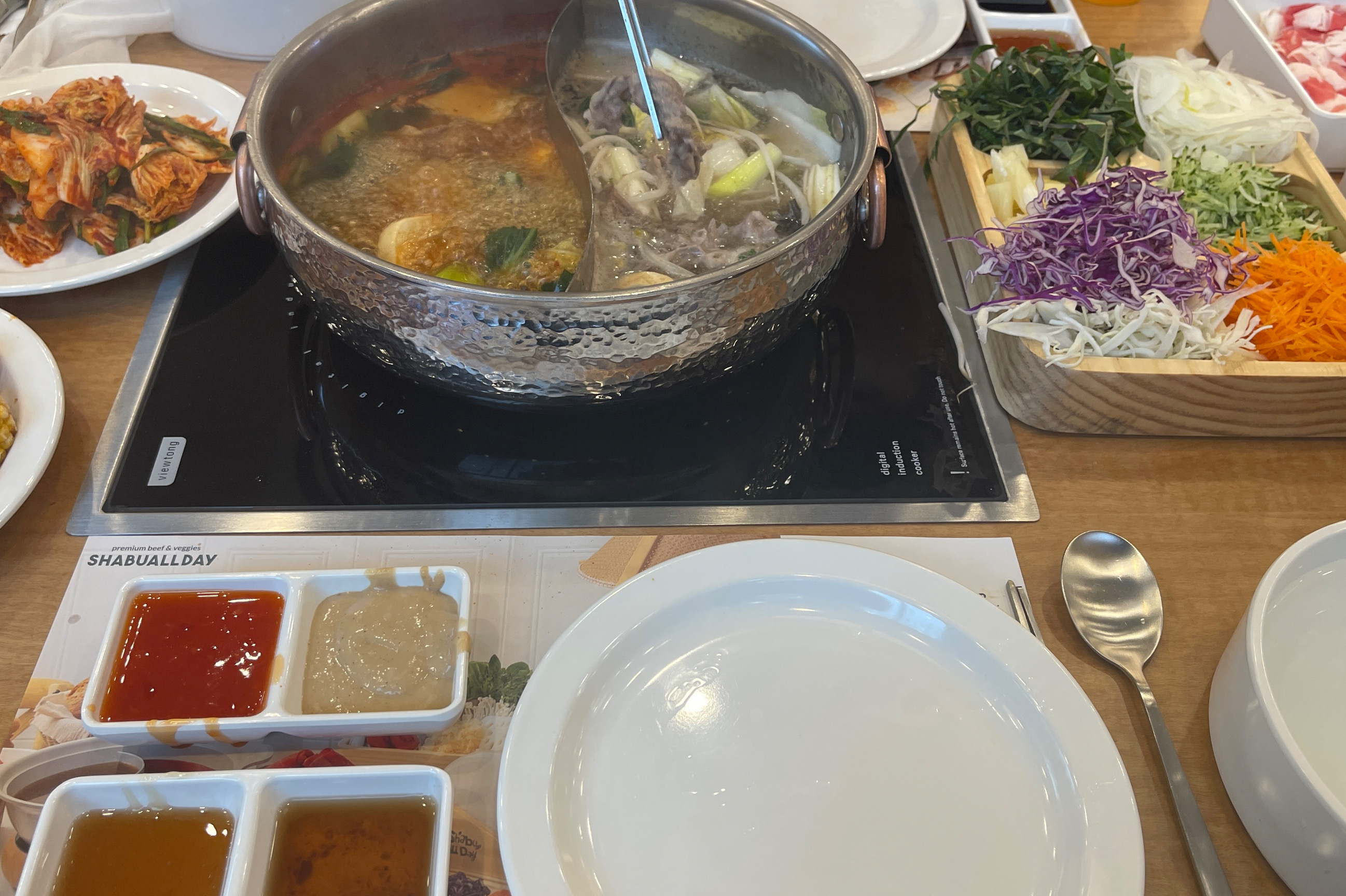 맛은 늘 먹던 샤브샤브인데 좀 비싸긴한데 청결하고 깔끔함, 직원 친절, 야채 신선하고 사이