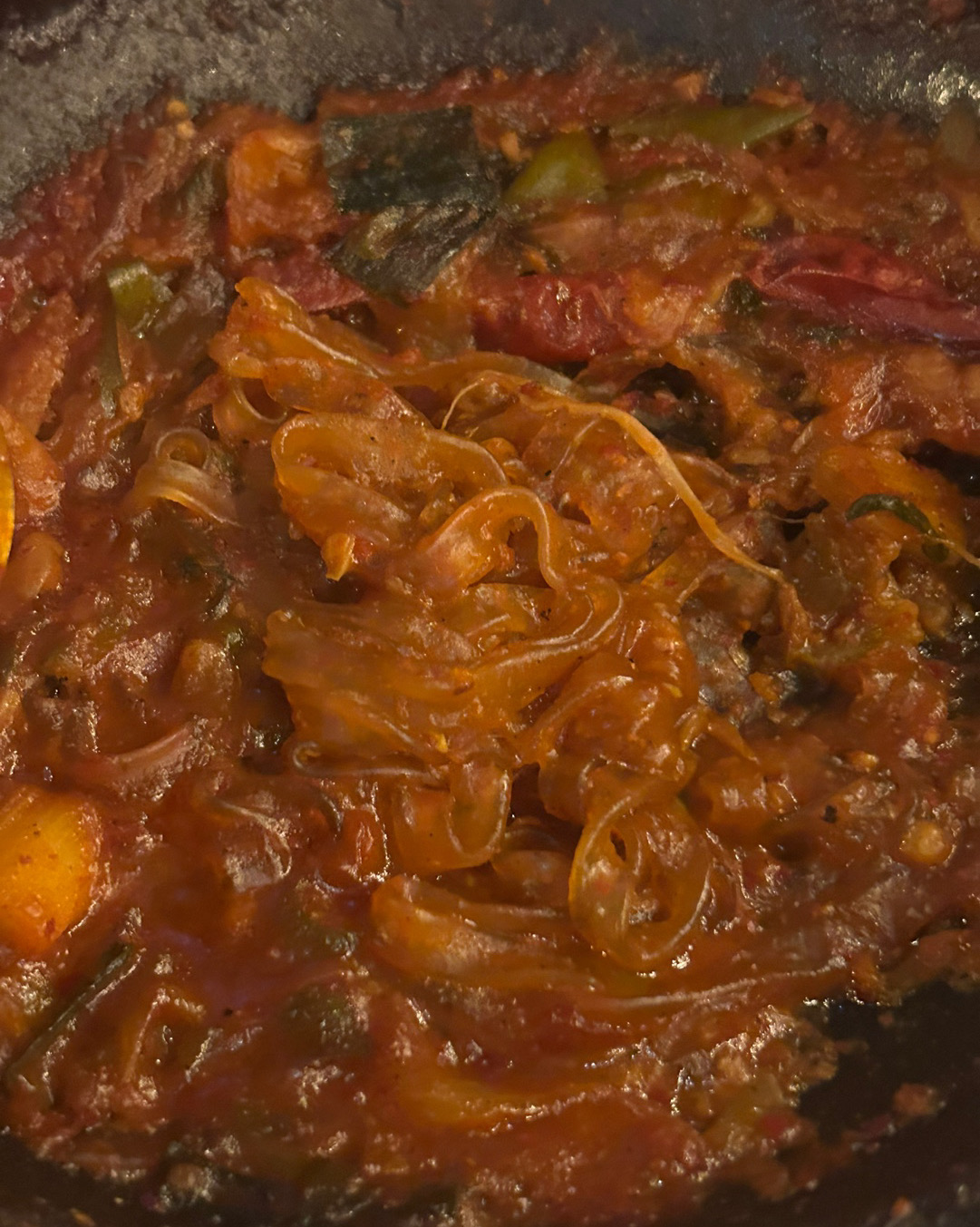 진짜 닭발 개맛있고요 당면 추가해 먹으면 극락 가는 거임 안주 맛집입니다 최고… 🫰🫰 너무