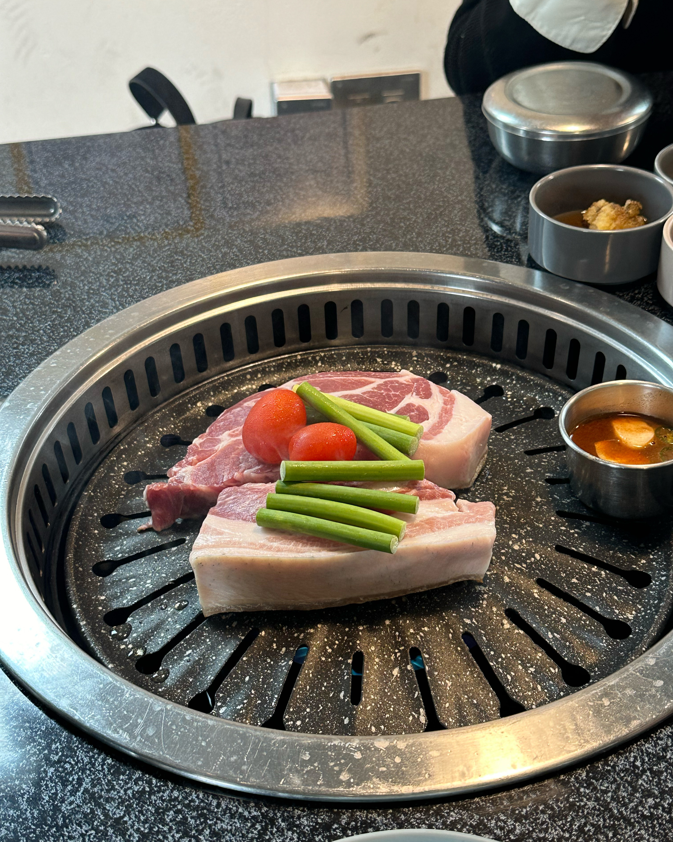 데이식스 맛집이라고 해서 친구들과 방문하였는데 너무 너무 맛있네요 🥹💙 같이 곁들여 먹는