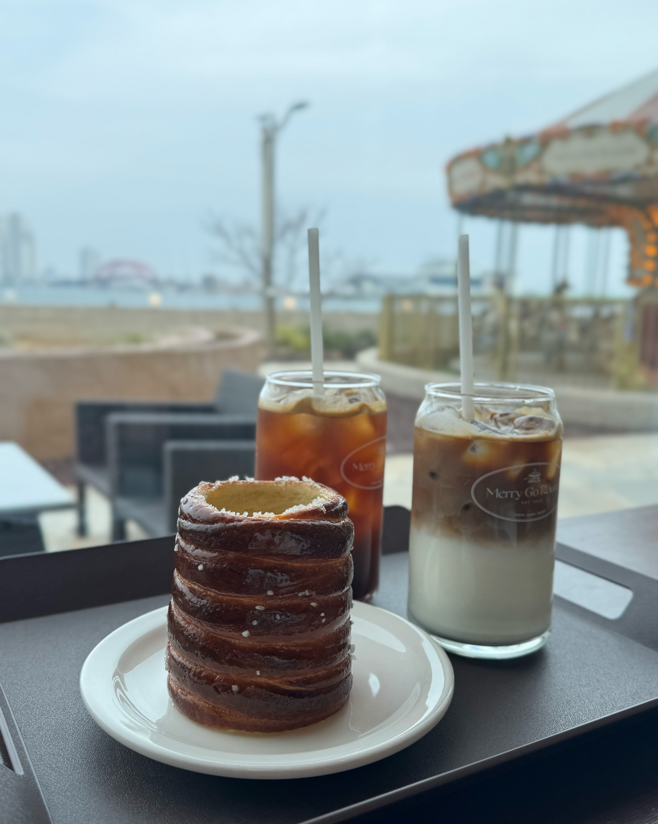커피도 꼬숩고 맛있고 특히 시그니처 라떼 맛있어요!! 굴뚝빵도 생각했던 것보다 훨씬 더 맛