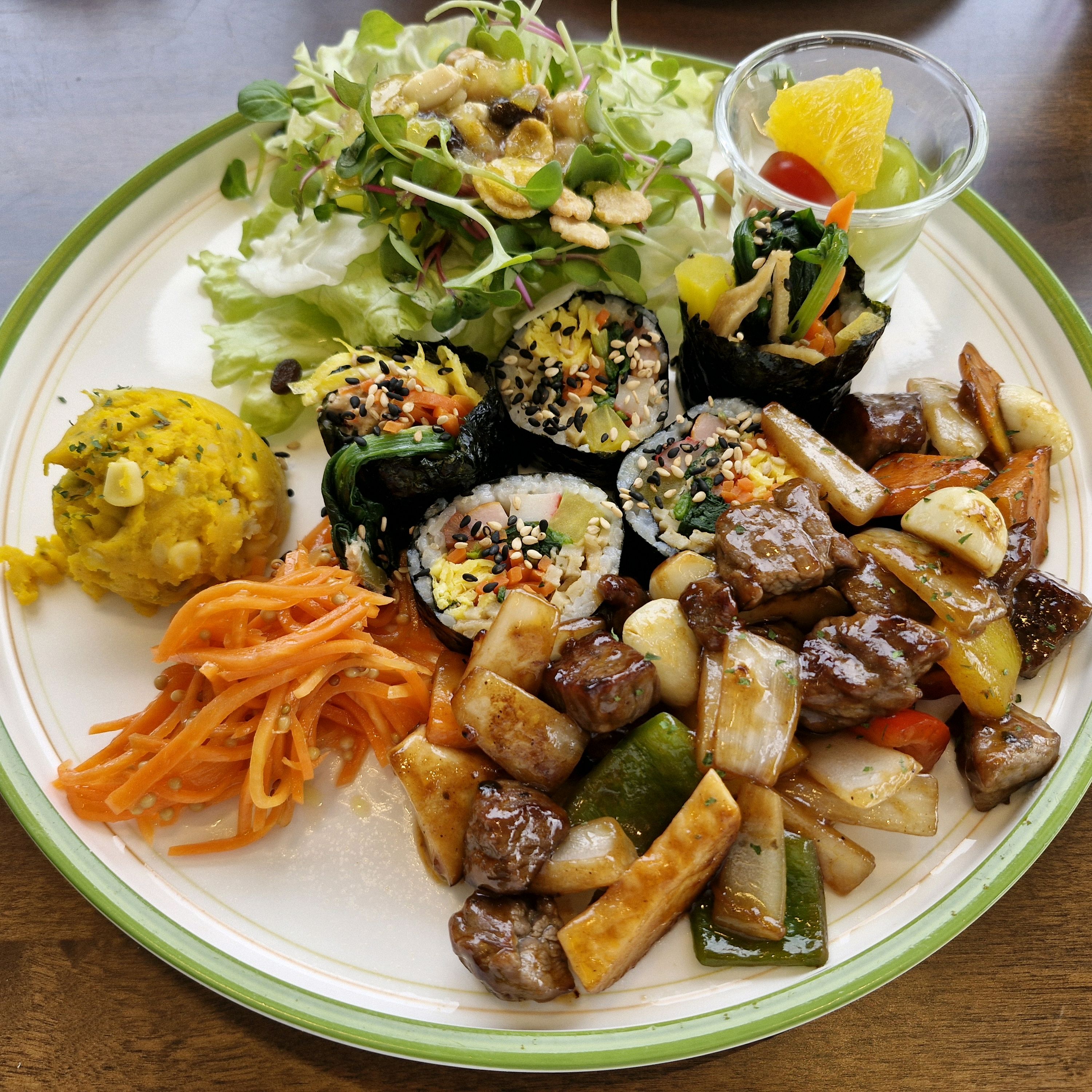 브런치에 김밥이 나오는 곳은 본 건 처음이라 신기했어요. 처음에 스프랑 잔치국수가 나오는데