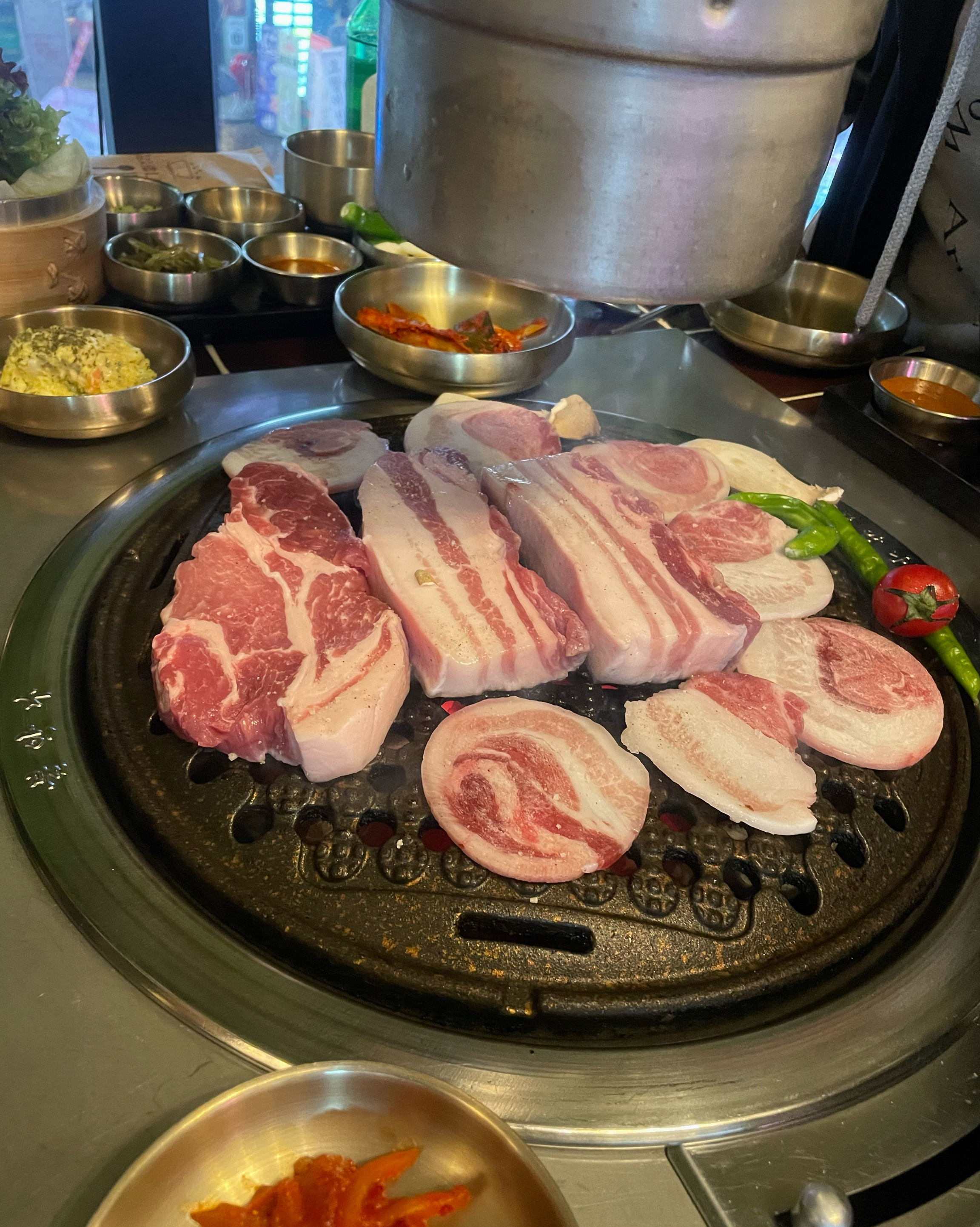 일단 숯이 좋은 숯이에요!! 좋은 숯에 구운 신선한 고기는 이길자없음ㅋㅋㅋ 비오는날 방문인