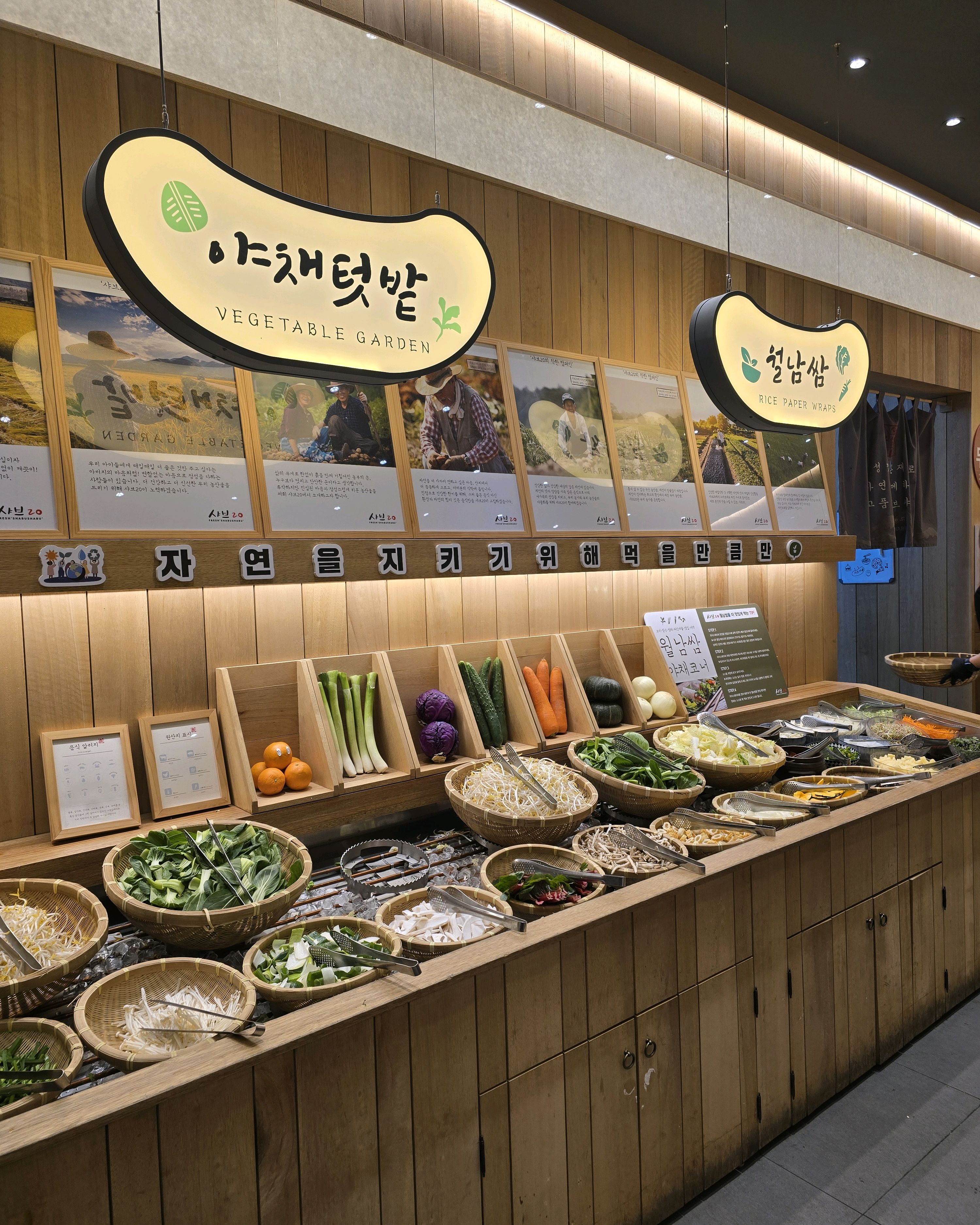 지인이 샤브샤브 맛집이라고 추천해서 같이 왔어요~ 고기까지 무한 리필인점도 좋고 닭강정도