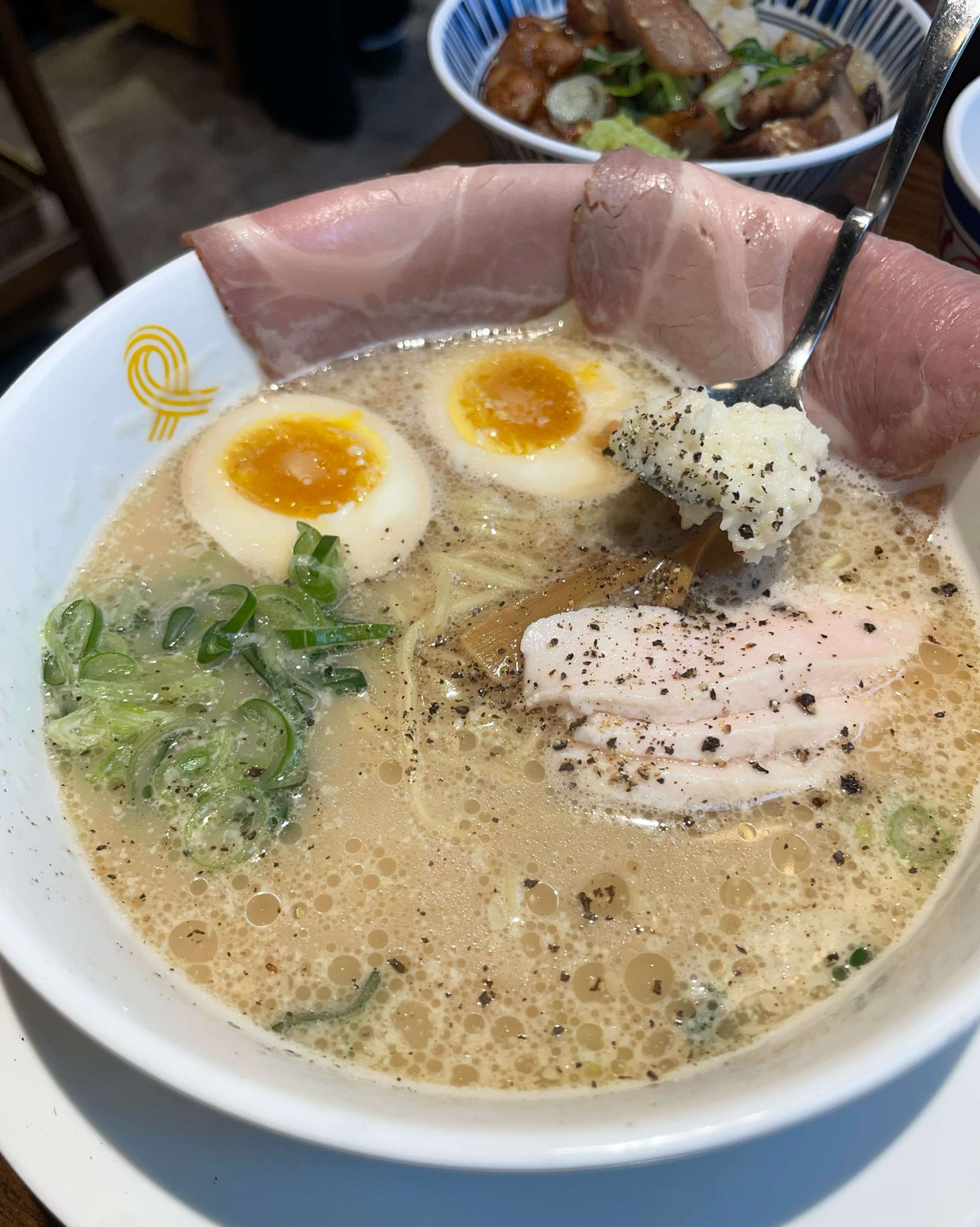 국물이 깔끔하니 넘 맛있어요 하나도 안느끼해서 계속 먹을 수 있었습니다ㅎㅎ 차슈랑 수비드
