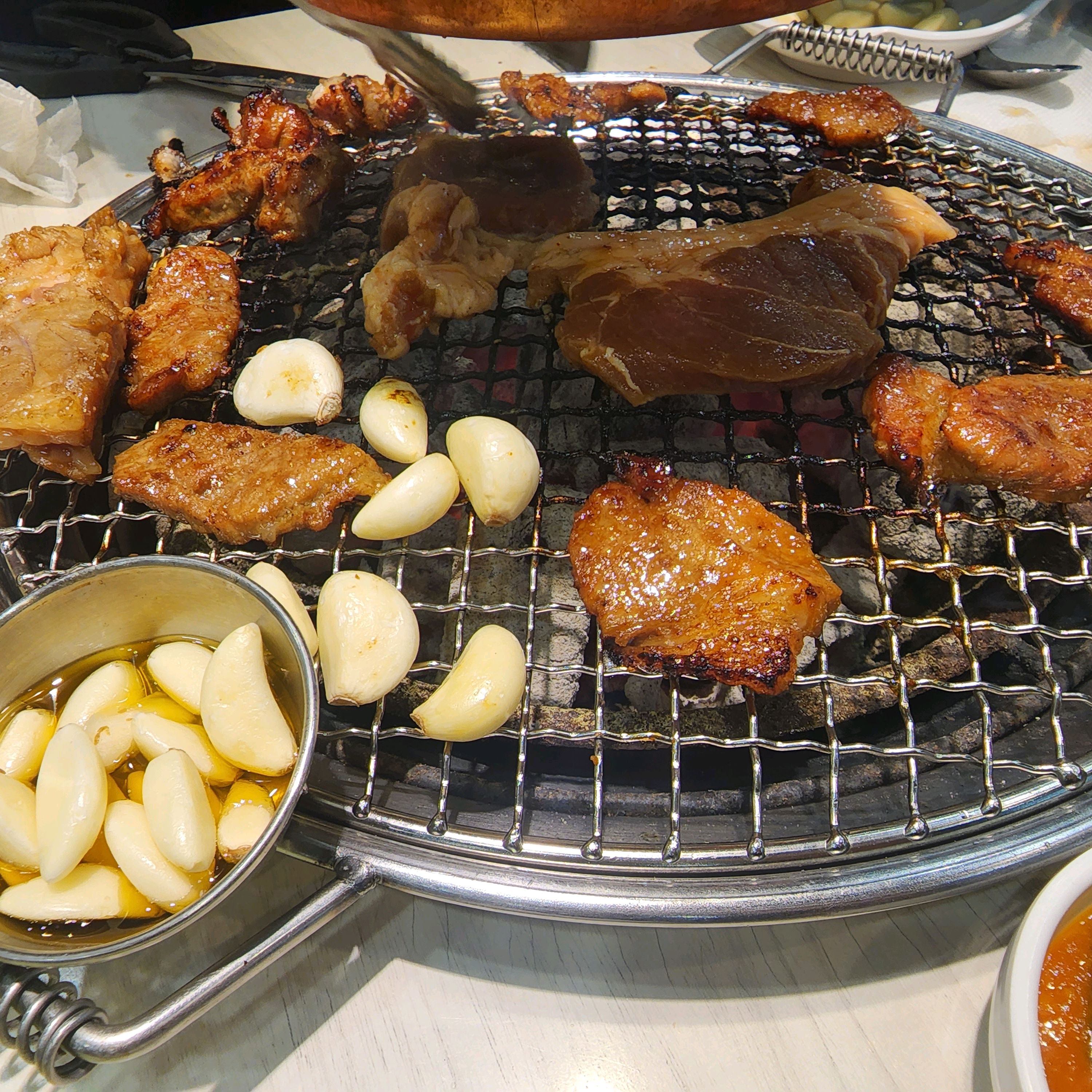 고기 종류도 꽤 다영하고 음식이 신선합니다. 매장이 넓고 쾌적한데다가 직원분들 응대도 친절