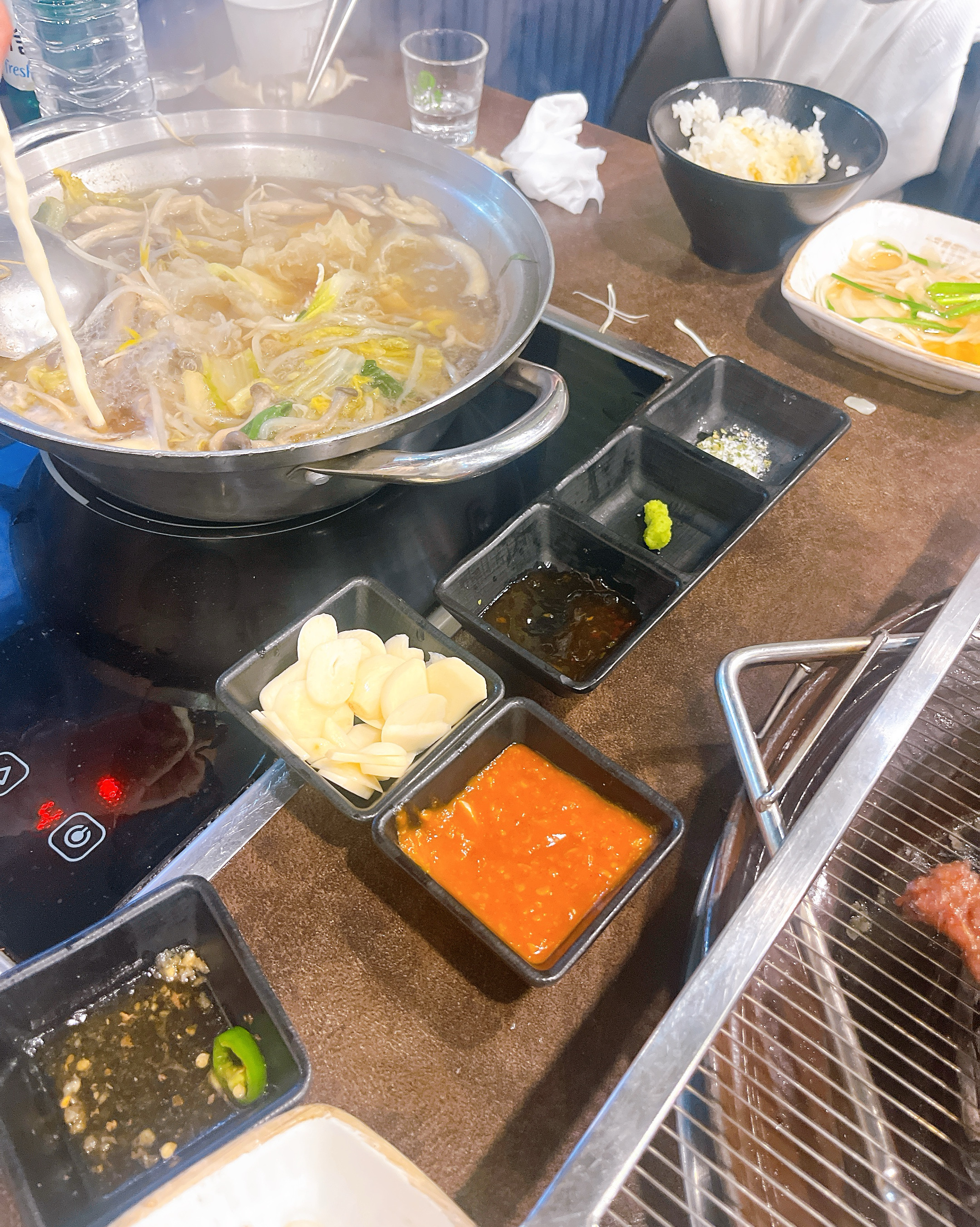 한달에 한두번은 어는 식당이에요~ 갈비며 소고기도 맛있는데 개인적으로 저는 샤브샤브 버섯이
