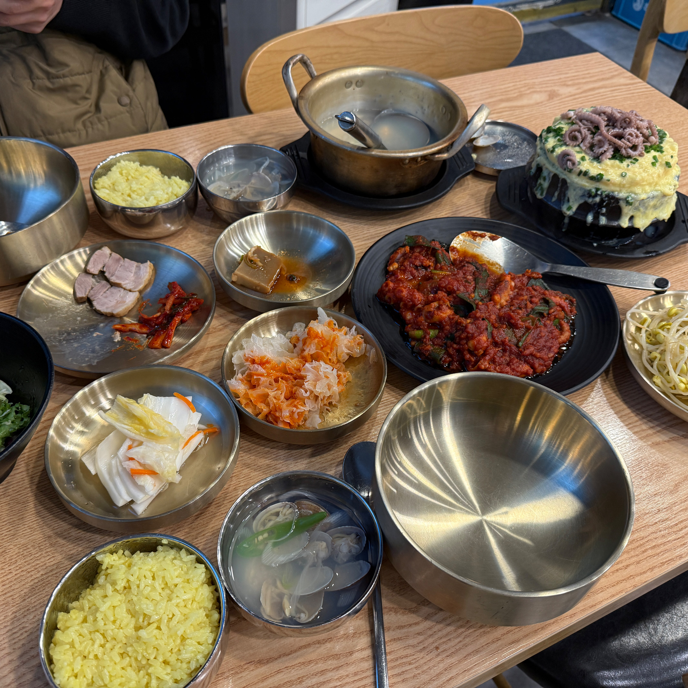 호계동 찐맛집 영미낙지!!! 정식 12000원인데 가성비 최고예요👍🏻 바지락탕에 수육까지