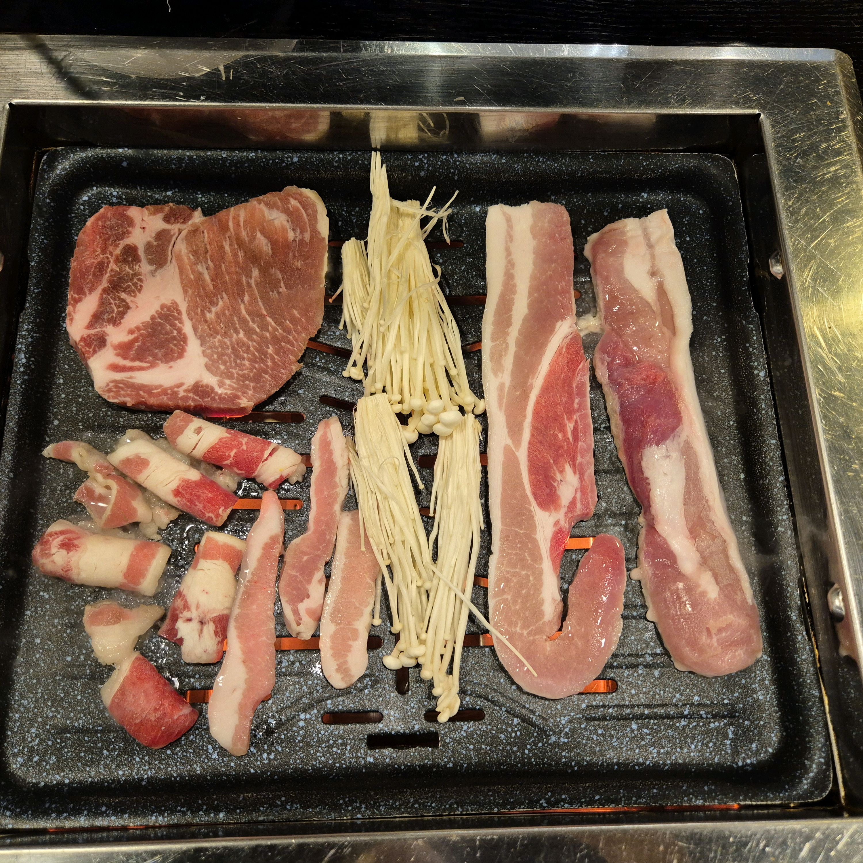 우삼겹과 삼겹살이 너~~무 맛있었어요. 요즘같은 고물가 시대에 19,900원으로 무한리필이