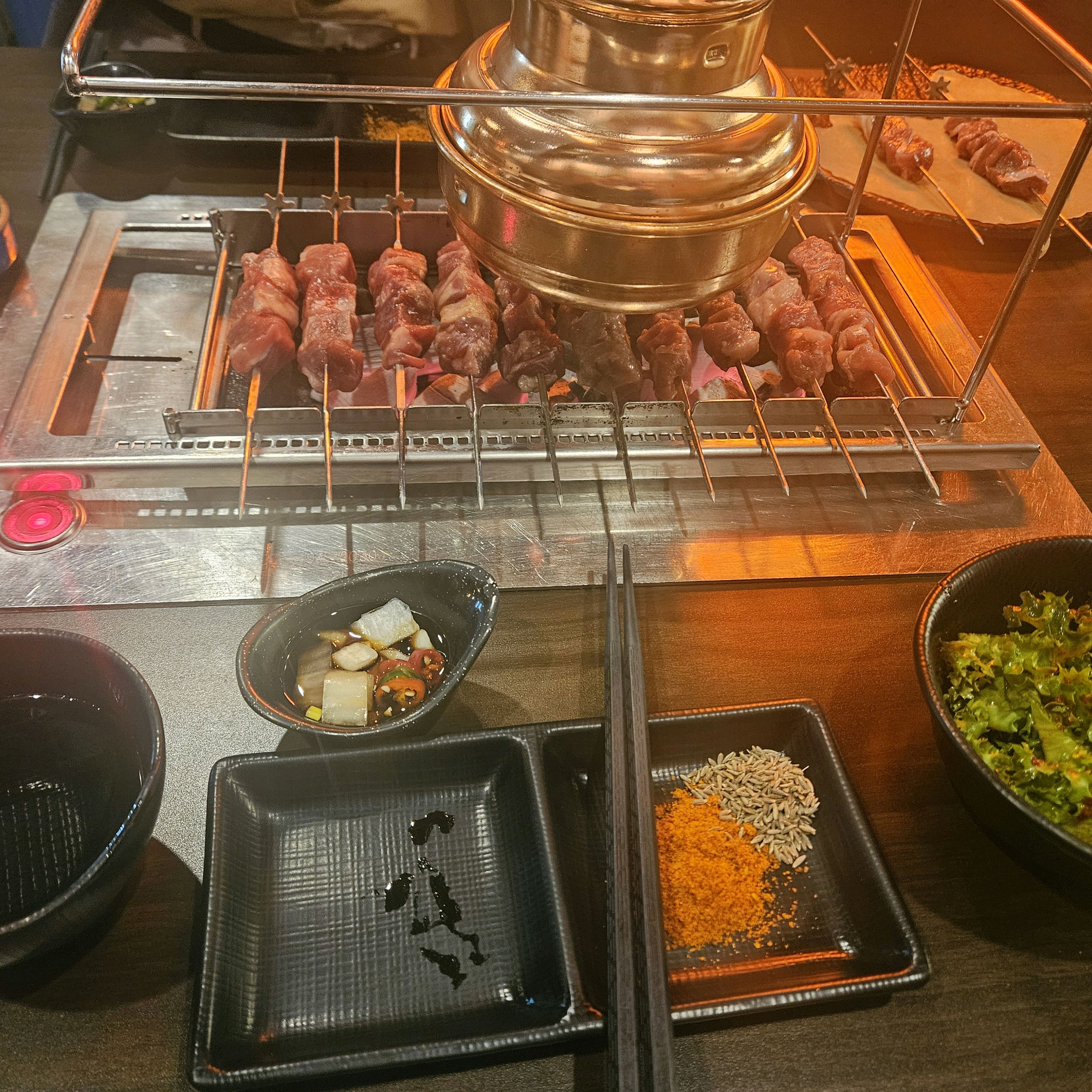 늦은 밤 남편과 지나가다 들렸는데 맛있고 분위기가 좋아서 만족스러웠어요^^ - 천호동 맛집 고양꼬치 천호점