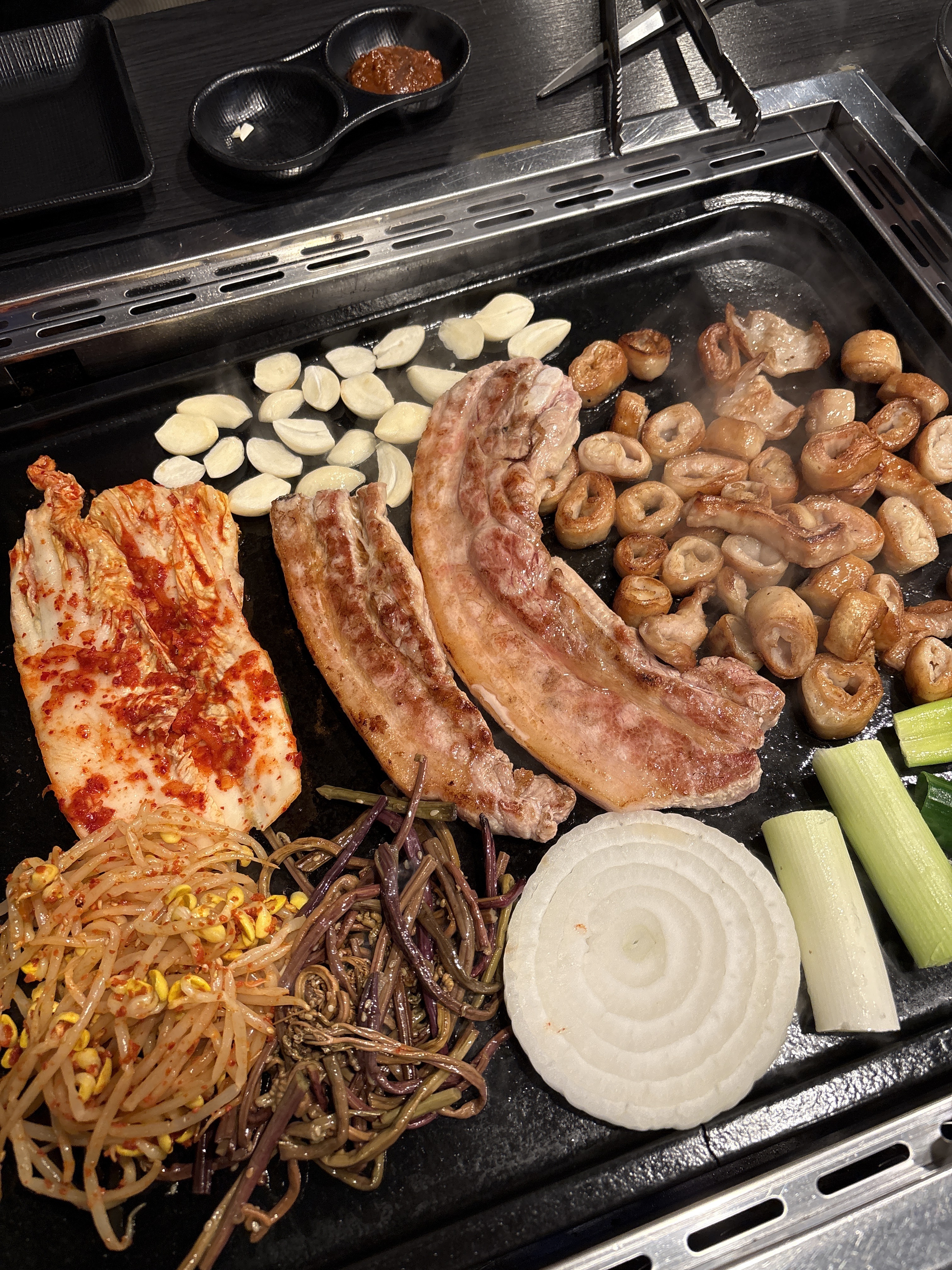 반찬 종류도 다양하고 막창이랑 삼겹살 같이 먹을수 있어서 너무 좋아요. - 경포대 맛집 육담소