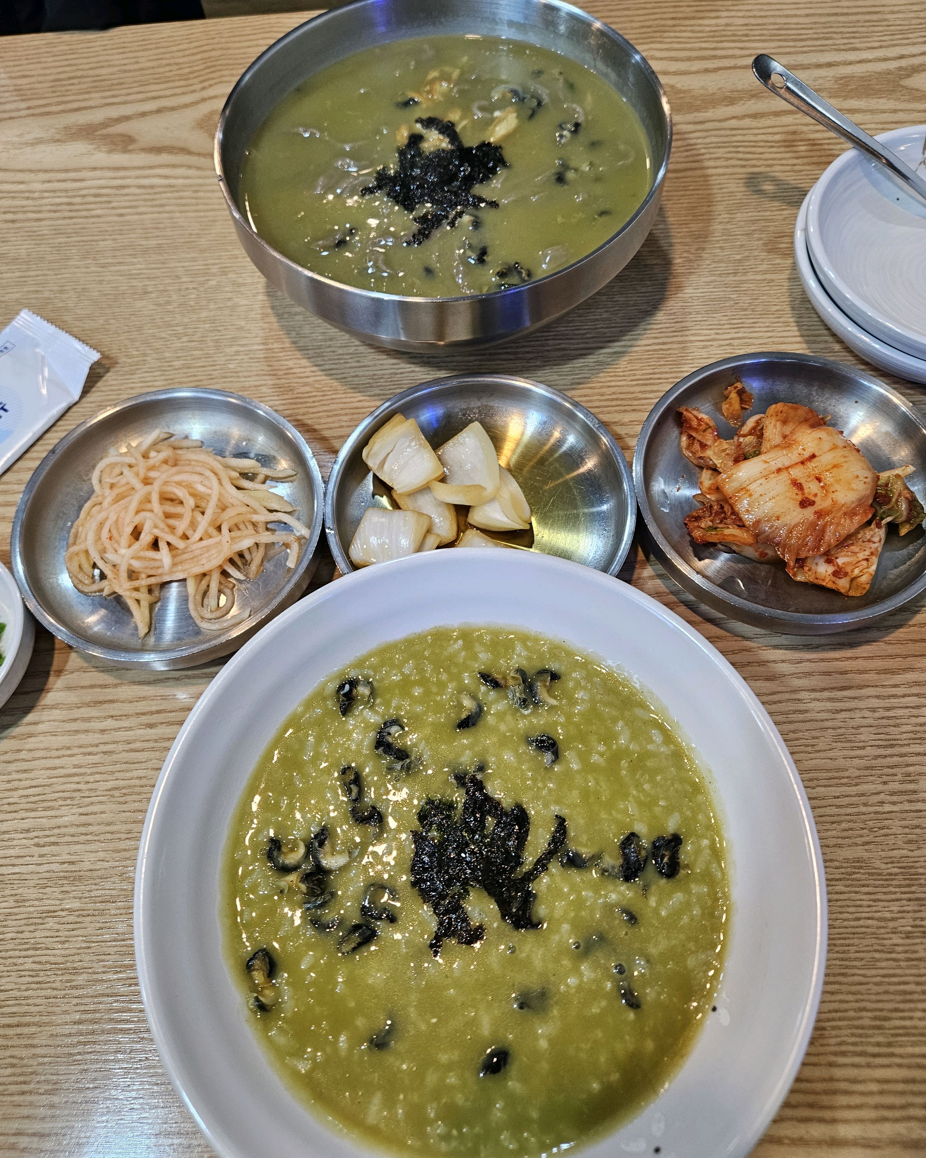 완전 맛있어요.. 칼국수 국물을 텀블러에 넣어서 들고다니며 먹고싶을만큼.. - 제주 맛집 중문수두리보말칼국수