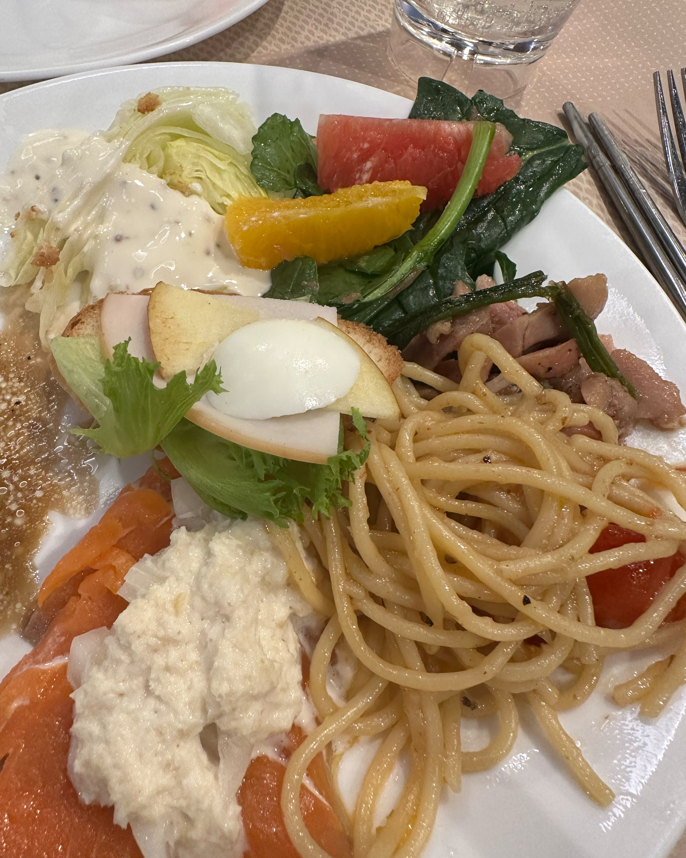 샐러드바 메뉴가 맛있었구 분위기가 좋았어요~ 알리오올리오랑 햄에그오픈샌드위치가 맛있었습니당