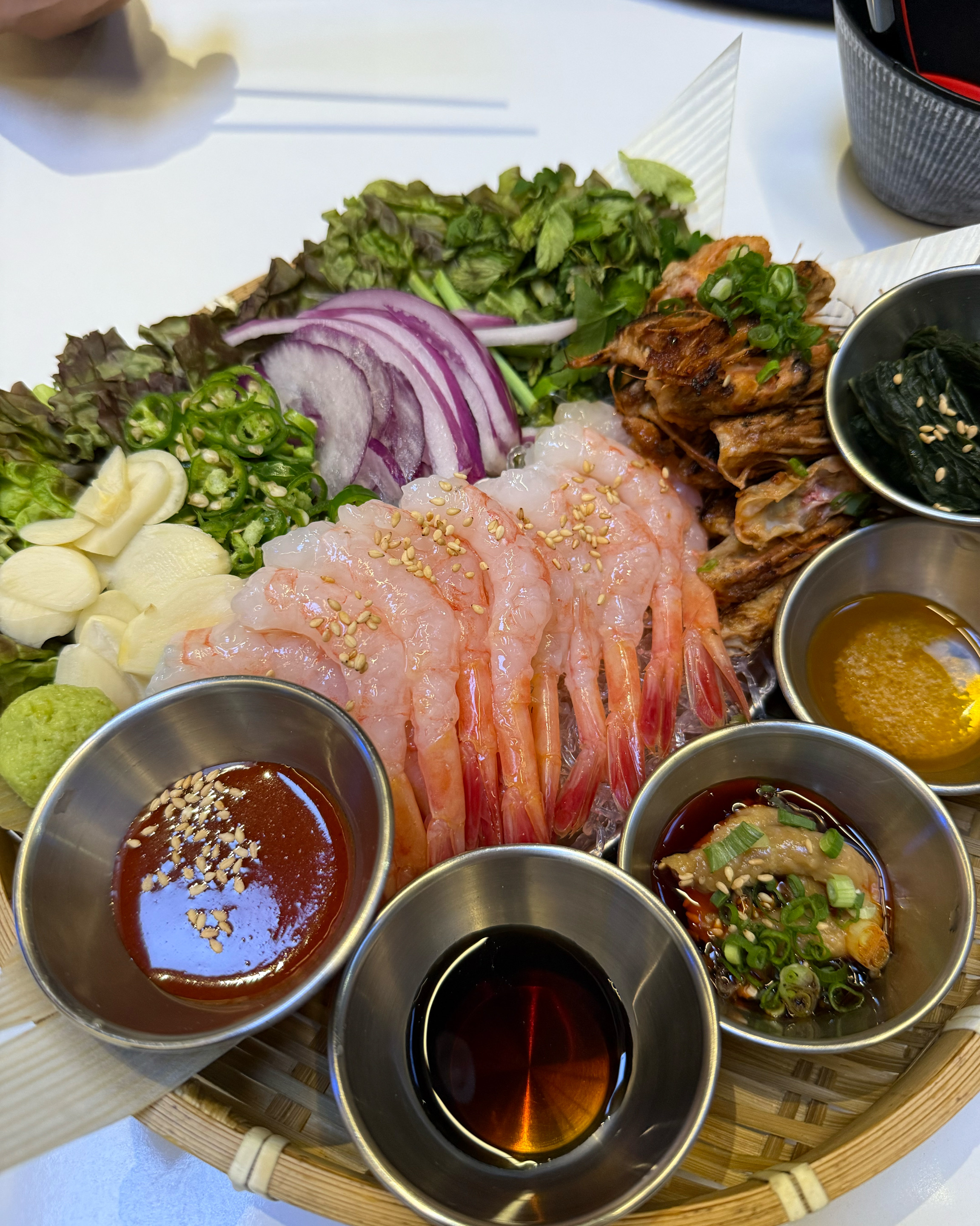 제철메뉴 피조개회 홍새우 모두 엄청 신선하고 양도 많아서 맛있게 먹었네요 안주요리도 이것저