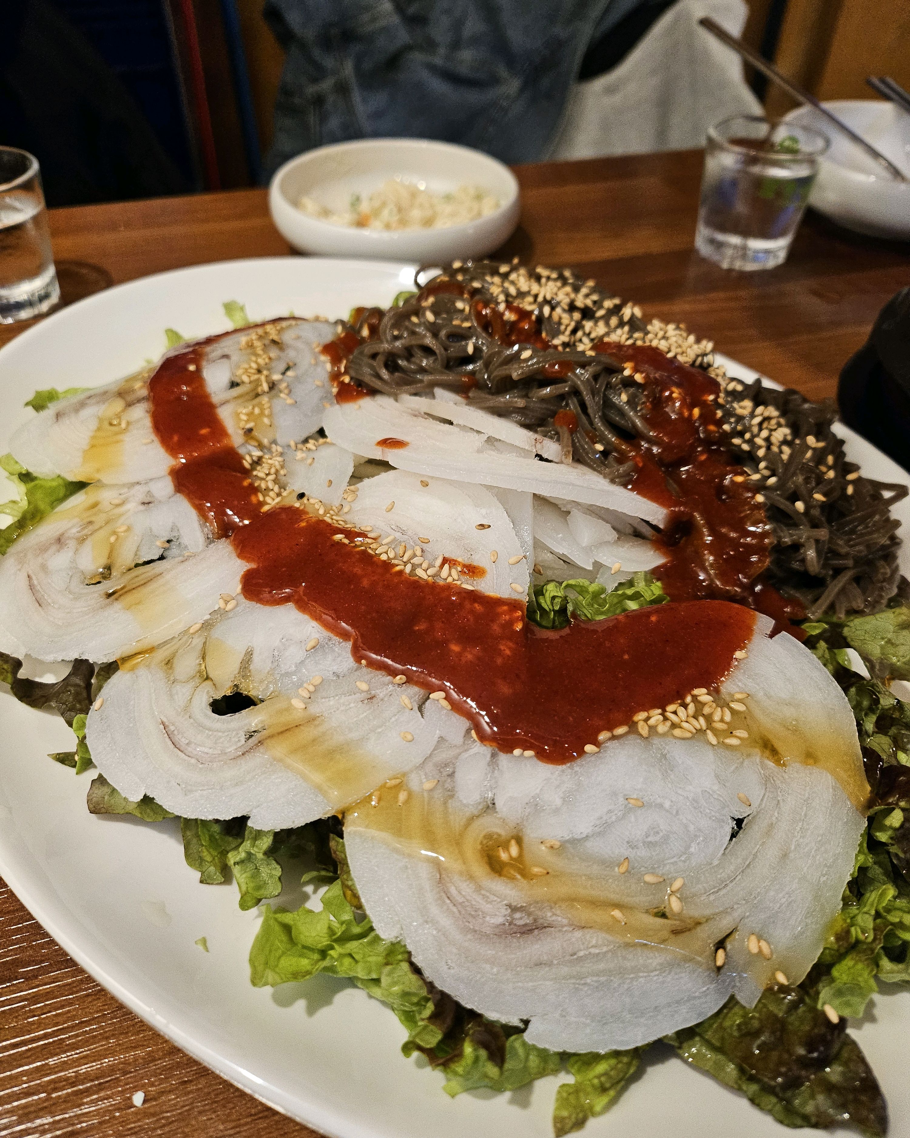 너무 먹고싶었던 한치모밀! 드디어 왔는데 역시나 맛있어요ㅎㅎ 한치와 모밀의 조합이라니 맛없