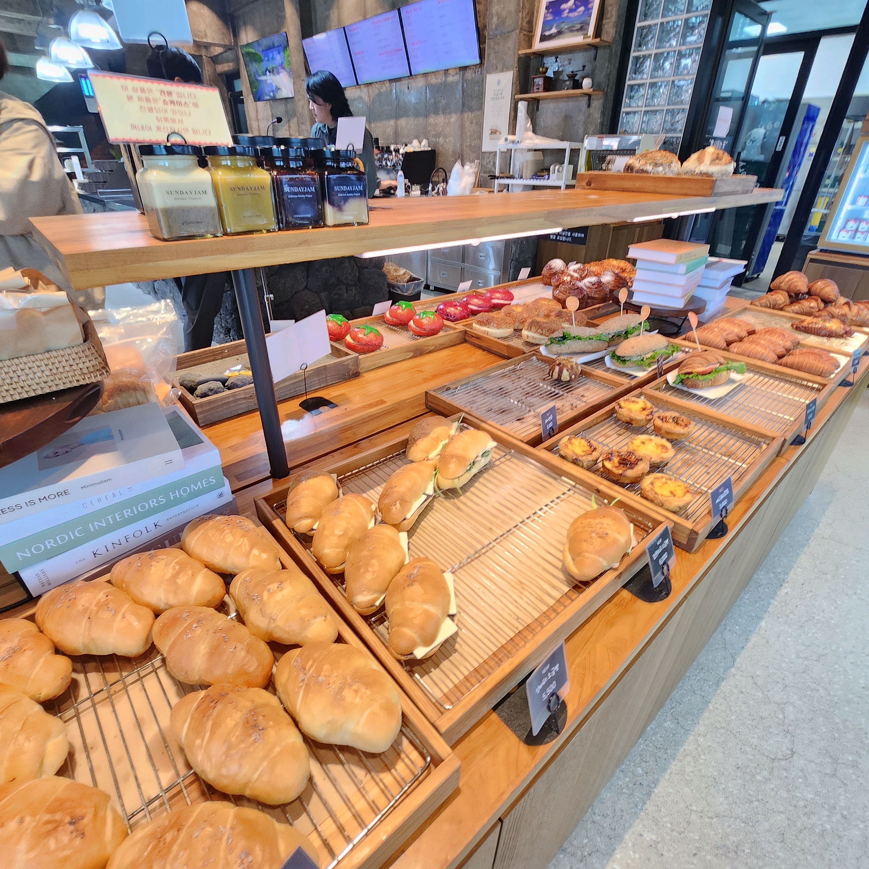 카페 인테리어가 참 멋지고 포장용기도 자연에서 생분해된다고 되어있어서 환경에도 신경쓰시는 