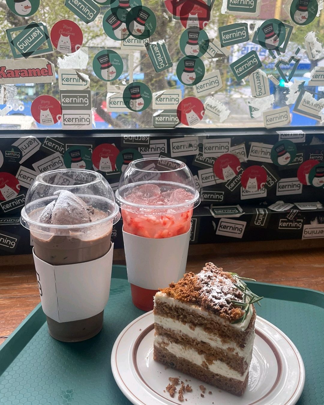 분위기도 예쁘고 메뉴도 맛있어요. 초코라떼 위 아이스크림도 맛있고 딸기도 생딸기 쓰는지 신