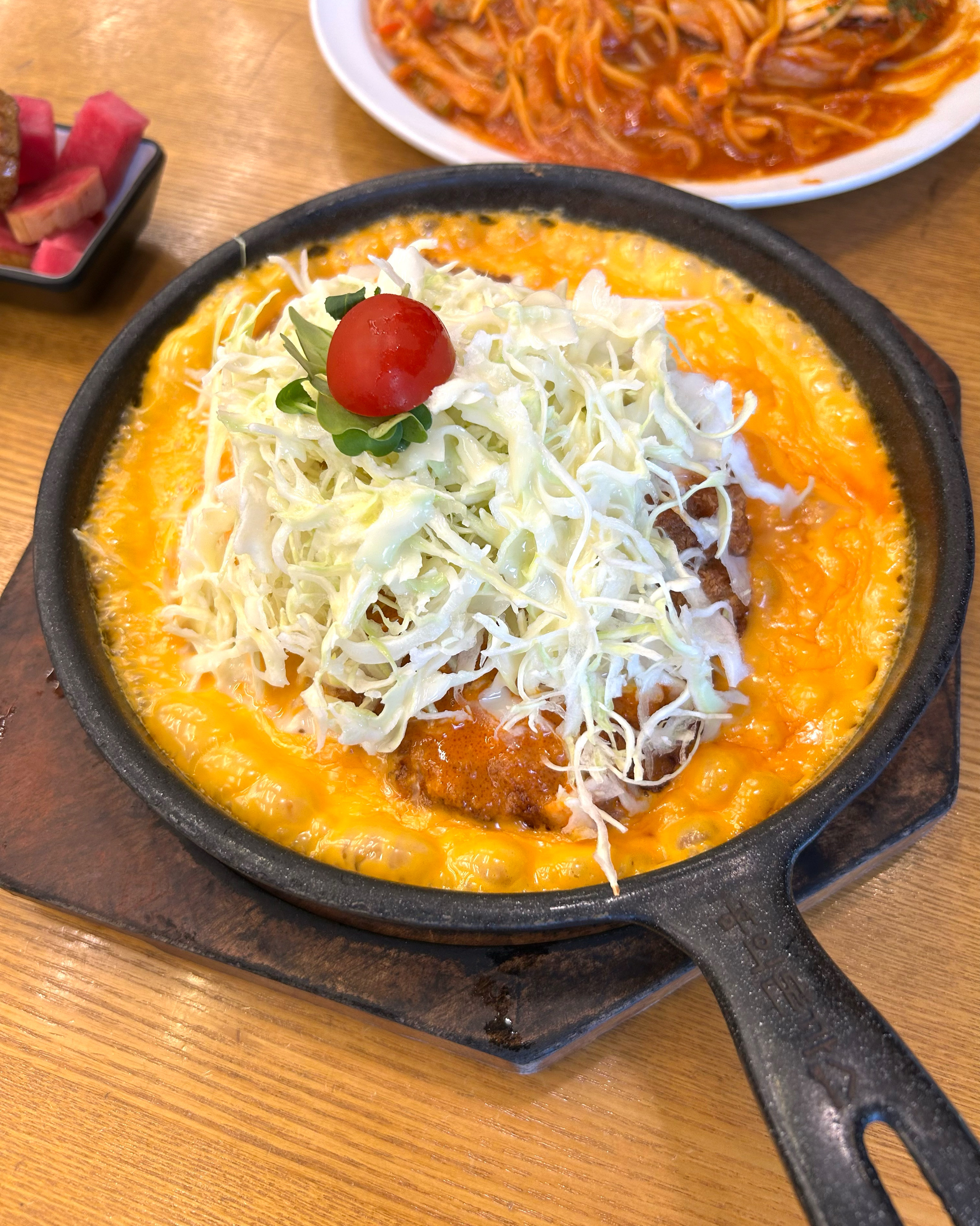 오늘은 우리집 단골매뉴인 모둠까스 해물토마토파스타 외 보기엔 느끼한것 같은 더블치즈돈까스에