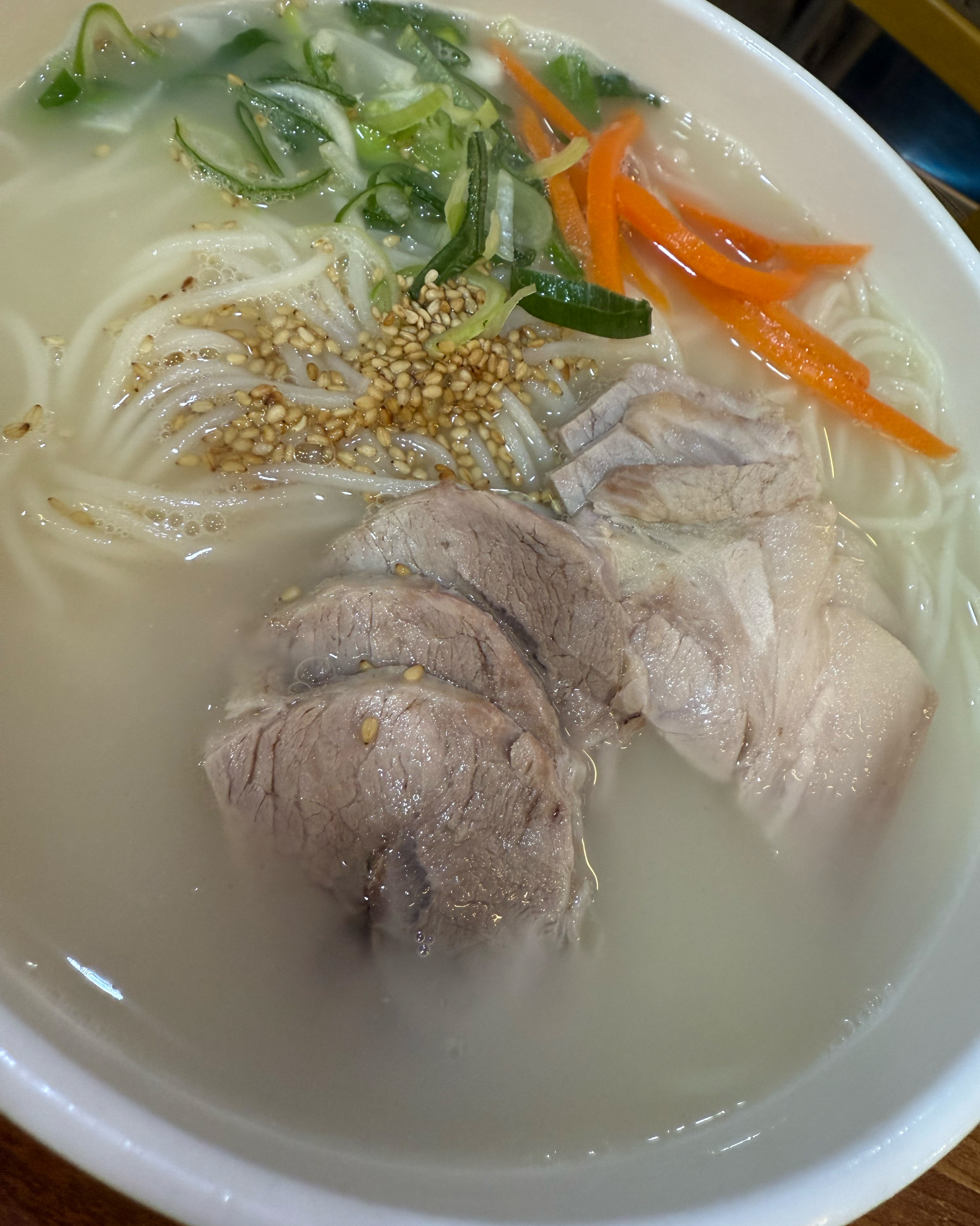 남편은 고기국수가 맛있다고 나는 비빔고기국수가 맛있다고 아들도 고기국수가 맛있다고 ㅋㅋ 어