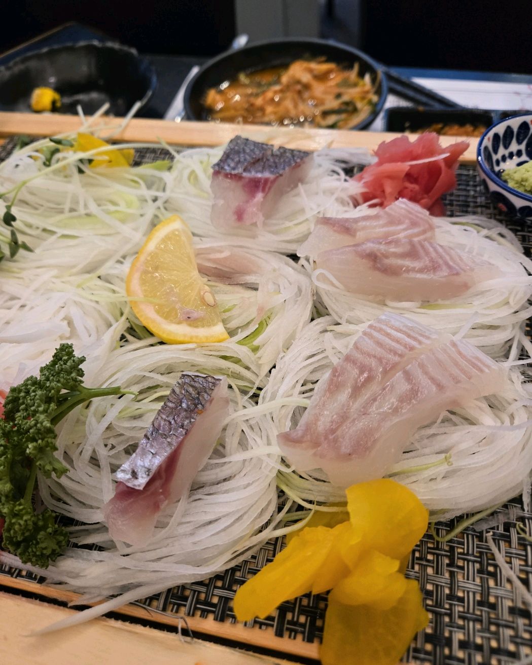 지인한테 소개받아 간곳인데 너무실망스럽네요 2번 리필인거는 알고있었지만 위에 사진은 두번째