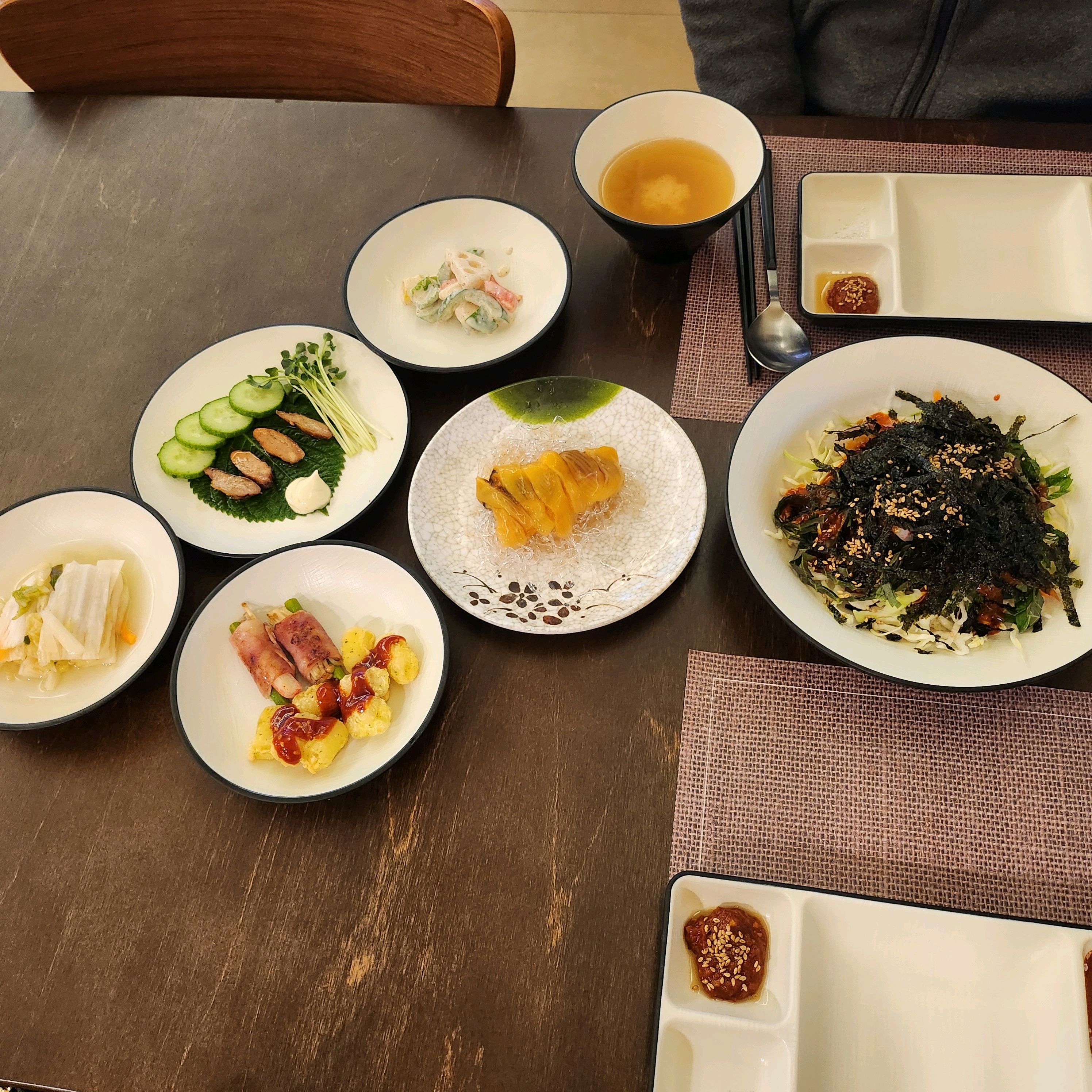 아내 생일을 맞아 방문했어요. 에피타이저로 멍게가 나왔는데 신선하고 맛있어요. 본 메뉴인