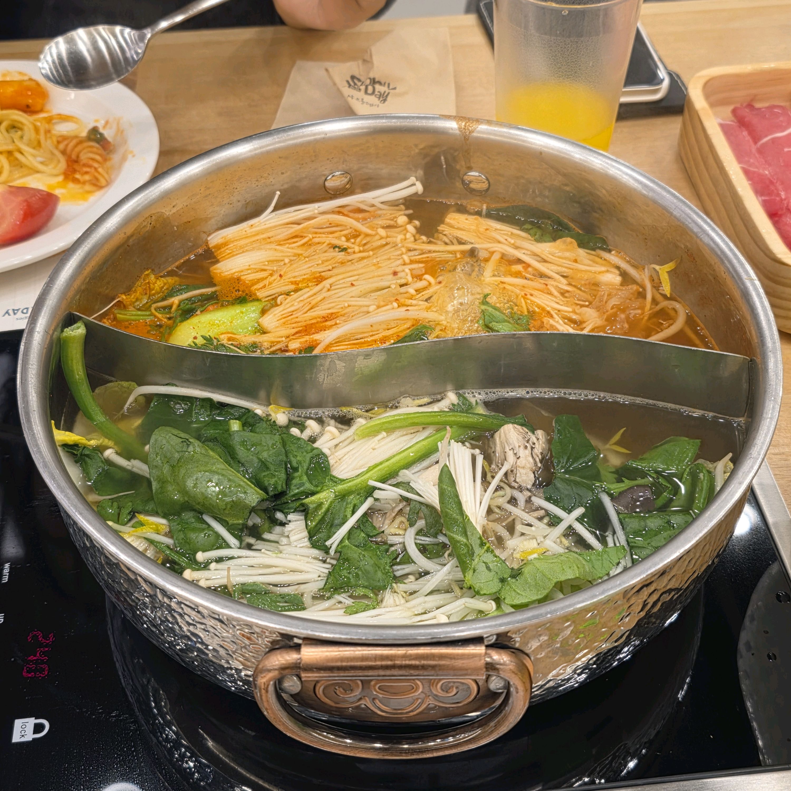 샤브샤브 뷔페 치고 깔끔하고 모든 음식이 맛있는 편이에요! 주차하기도 너무 편해서 좋았습니