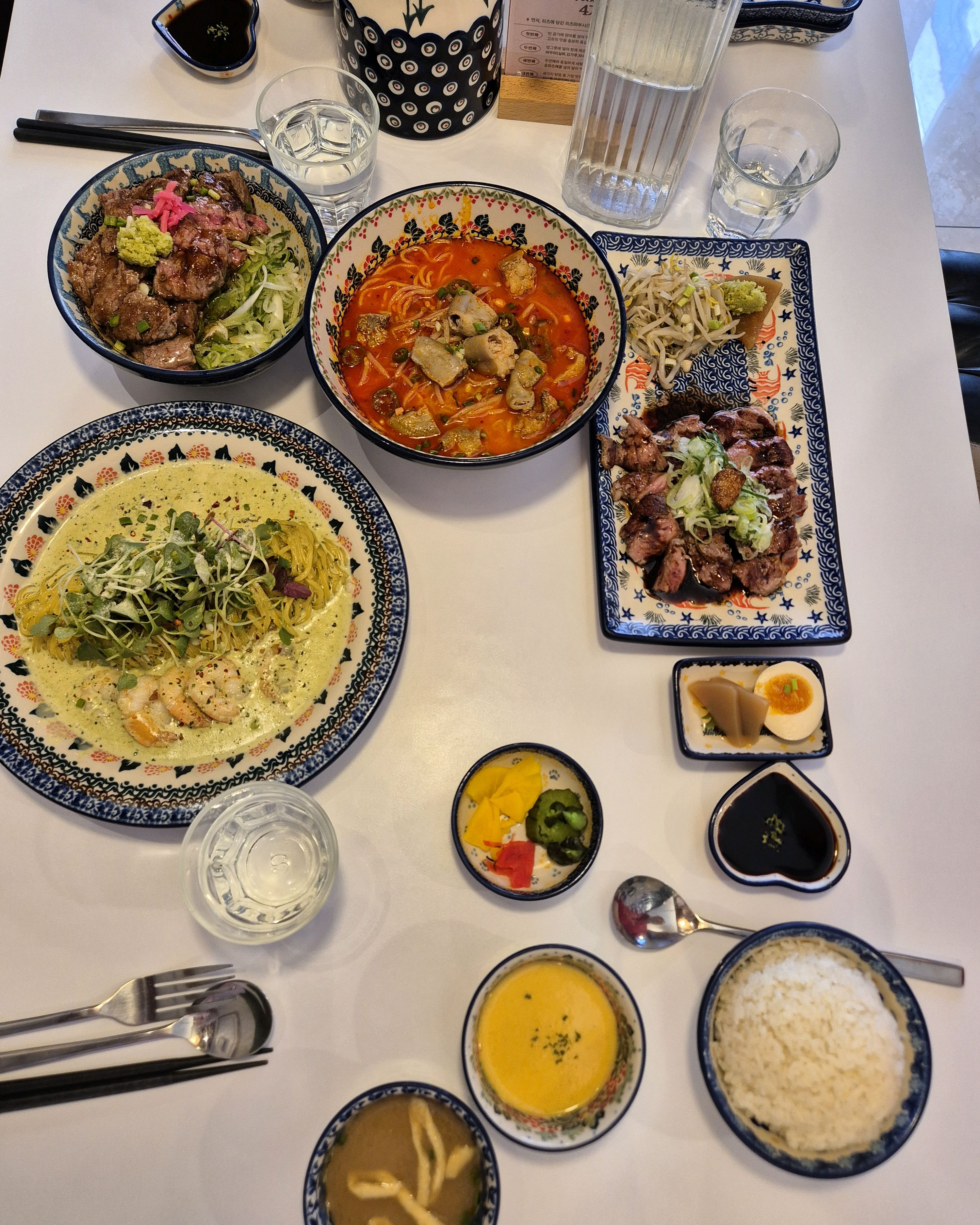 테이블이 이국적이고 예뻐서 식사전에 이미 기분이 좋아요. - 불당동 맛집 미도인 천안불당
