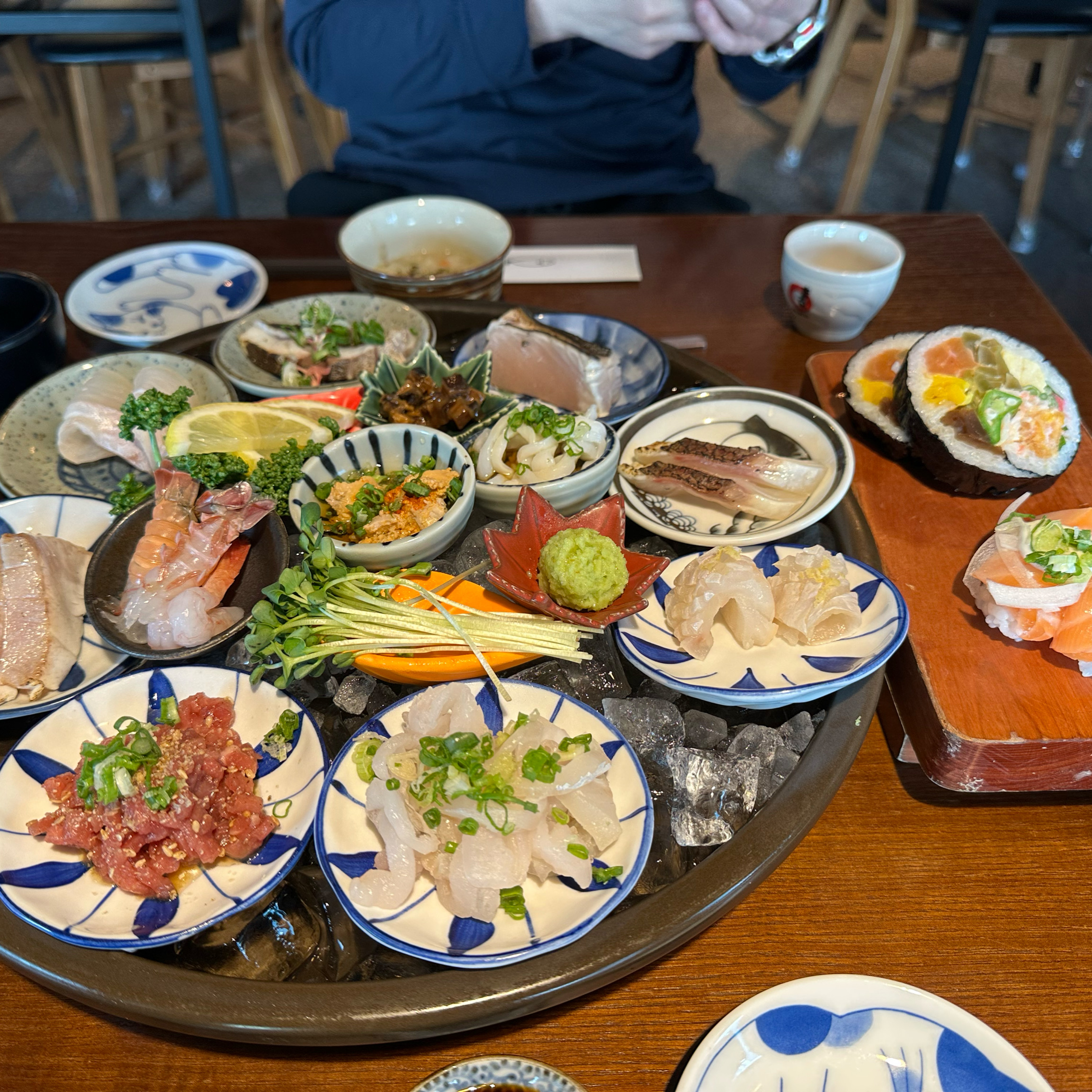 점심을 조용하고 쾌적하게 먹을 수 있엇어요 그리고 세트가 아니더라도 오늘의구이 / 오늘의탕