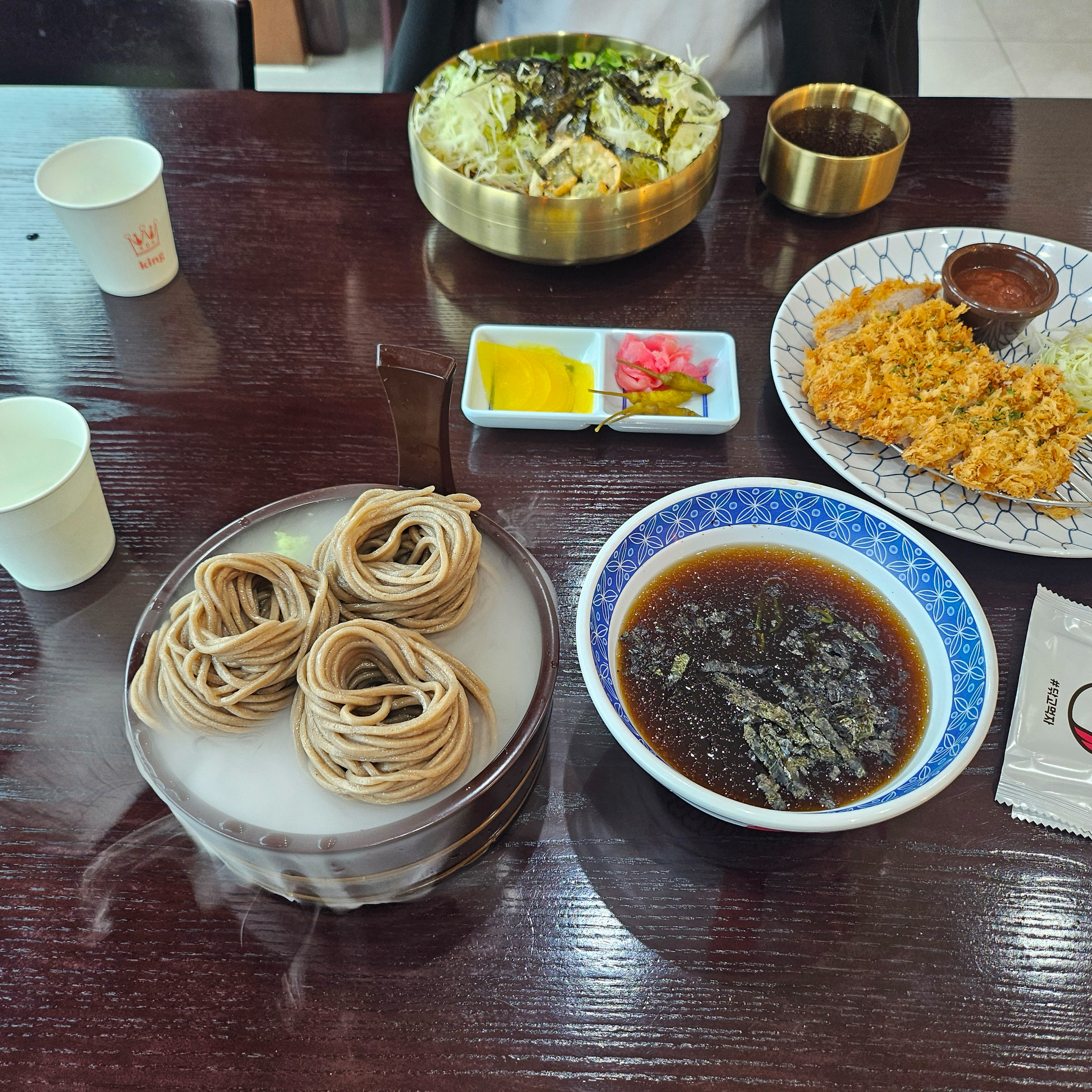 맛집으로 유명한 삼동소바에서 기본 판모밀과 비빔모밀 돈까스 세트 먹었어요! 소바는 소문대로